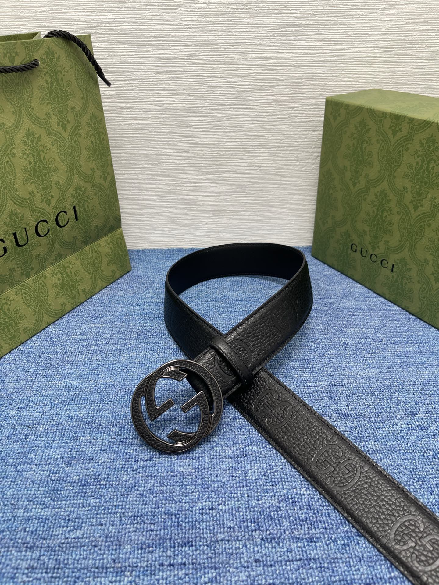 🔴 【品牌】古驰 Gucci 🔴 【描述】采用高级Gucci Signature真皮精制而成，触感厚实，