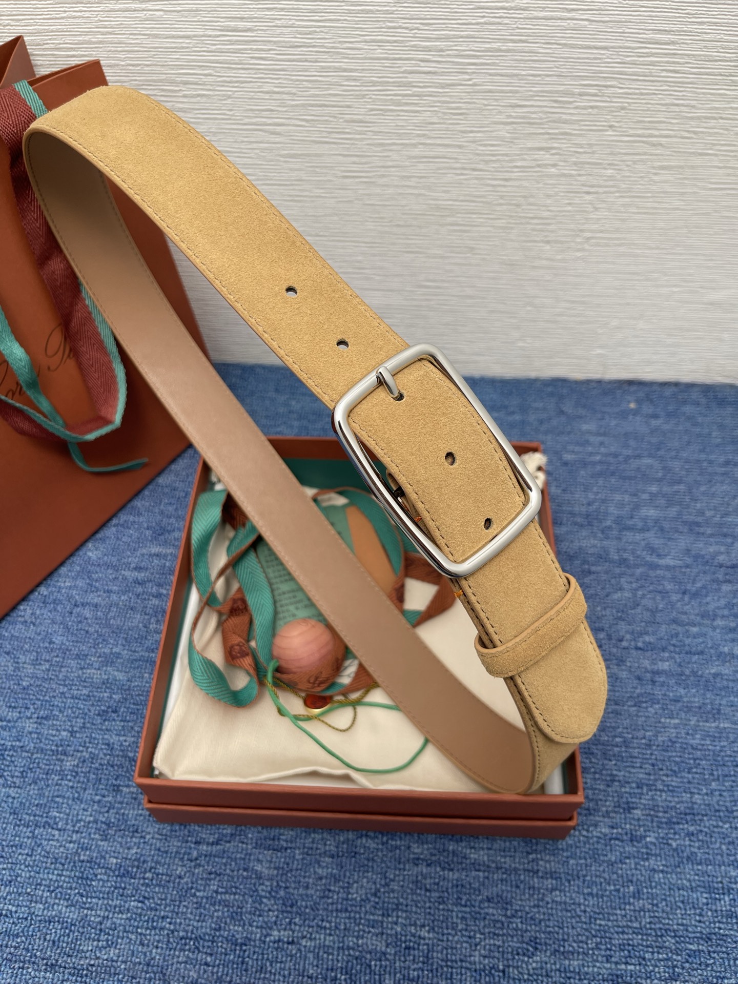 品牌：Loro Piana（诺悠翩雅）正品尺寸经典男士休闲腰带，柔软alsavel制成，镀钯金属扣带有L