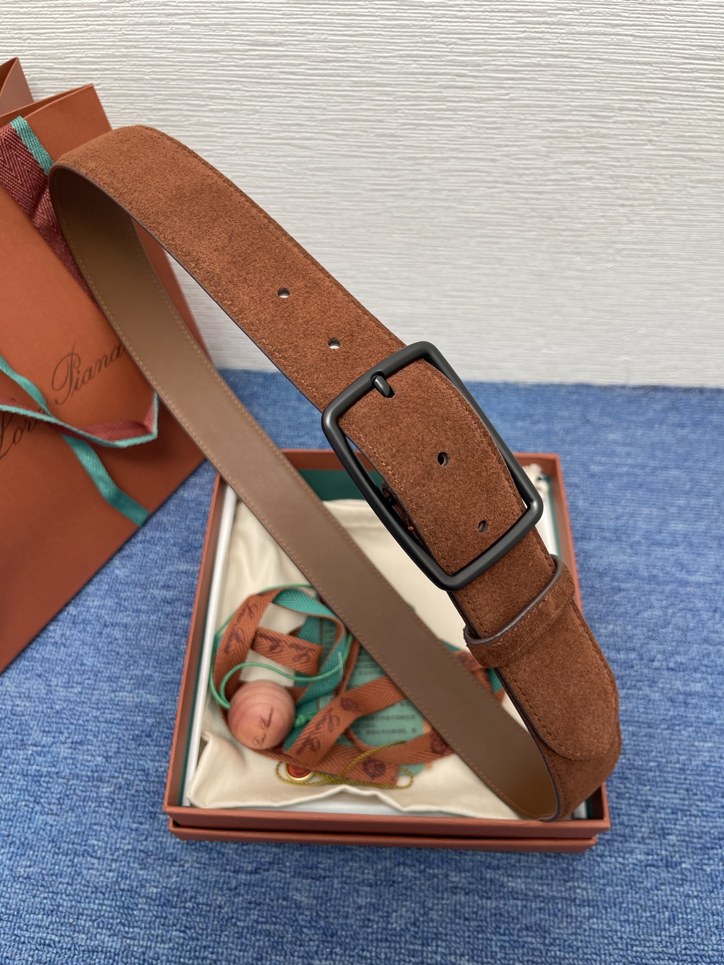 品牌：Loro Piana（诺悠翩雅）正品尺寸经典男士休闲腰带，柔软alsavel制成，镀钯金属扣带有L