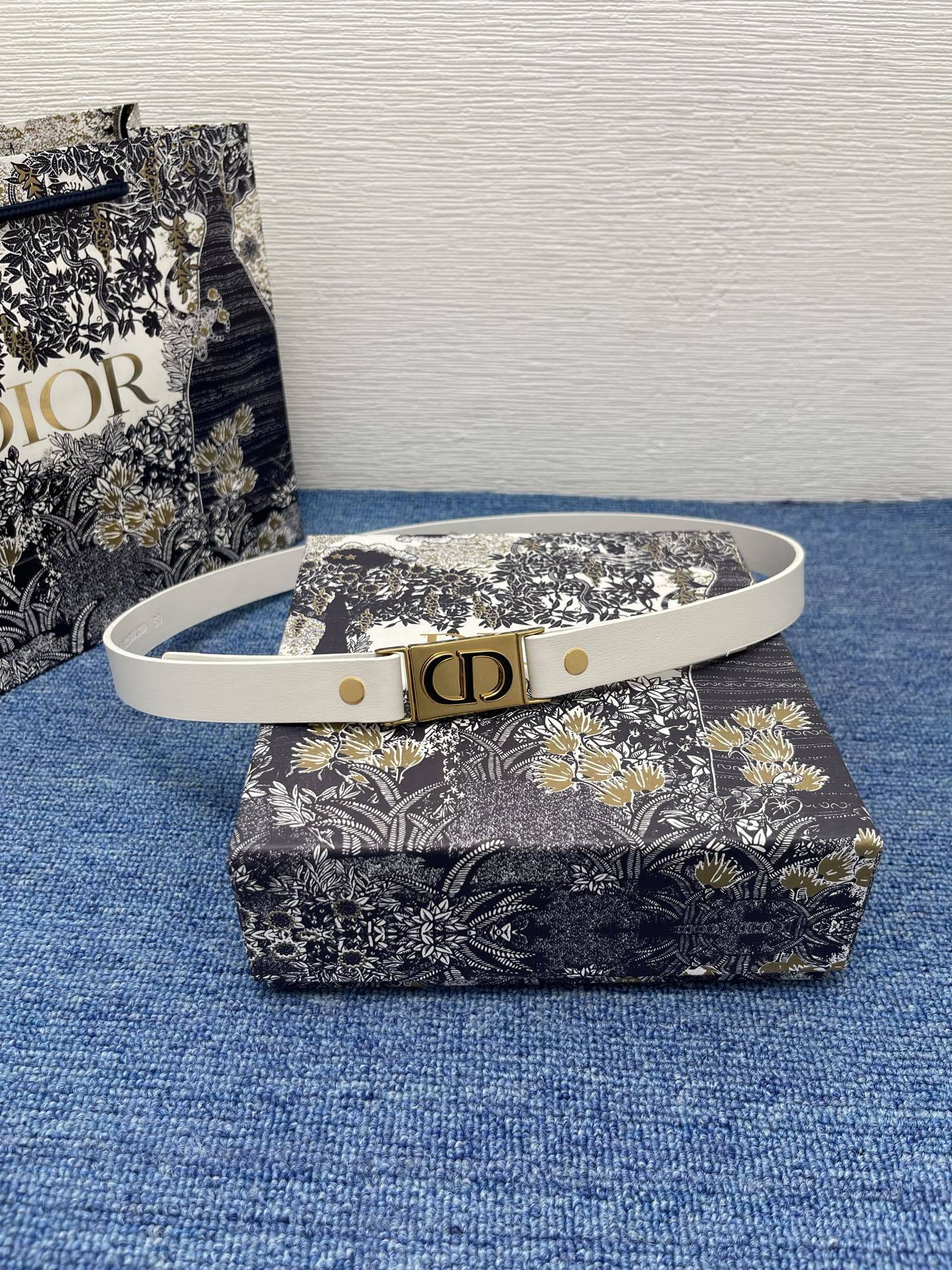 30 Montaigne Treasure 腰带 20 毫米白色光滑牛皮革编号: B0699QMOD_M