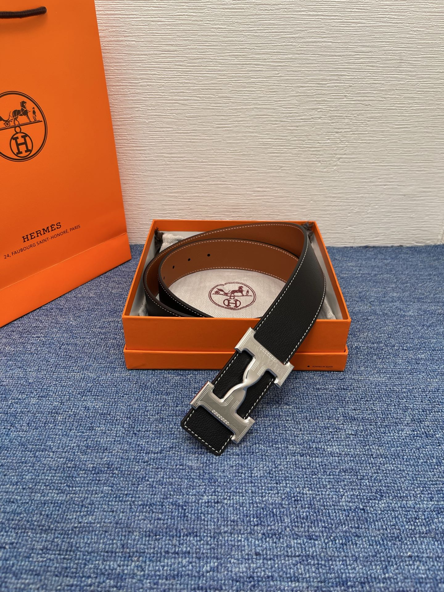 🔴 【品牌】爱马仕 🔴 【描述】采用高级真皮精制而成，触感厚实，饰以商标带扣。腰带为意大利尺寸，请在购买