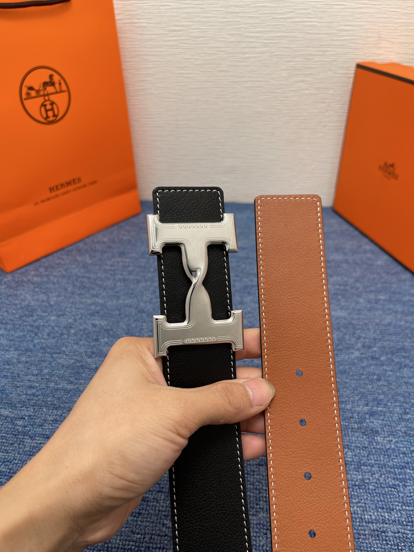 🔴 【品牌】爱马仕 🔴 【描述】采用高级真皮精制而成，触感厚实，饰以商标带扣。腰带为意大利尺寸，请在购买