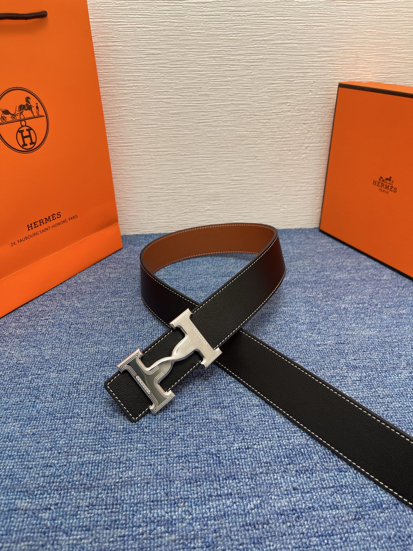 🔴 【品牌】爱马仕 🔴 【描述】采用高级真皮精制而成，触感厚实，饰以商标带扣。腰带为意大利尺寸，请在购买