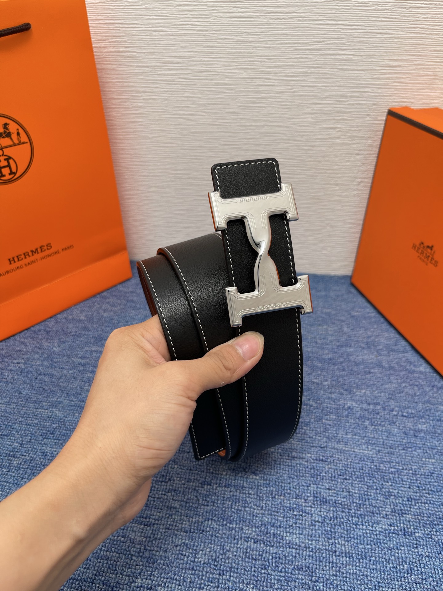 🔴 【品牌】爱马仕 🔴 【描述】采用高级真皮精制而成，触感厚实，饰以商标带扣。腰带为意大利尺寸，请在购买