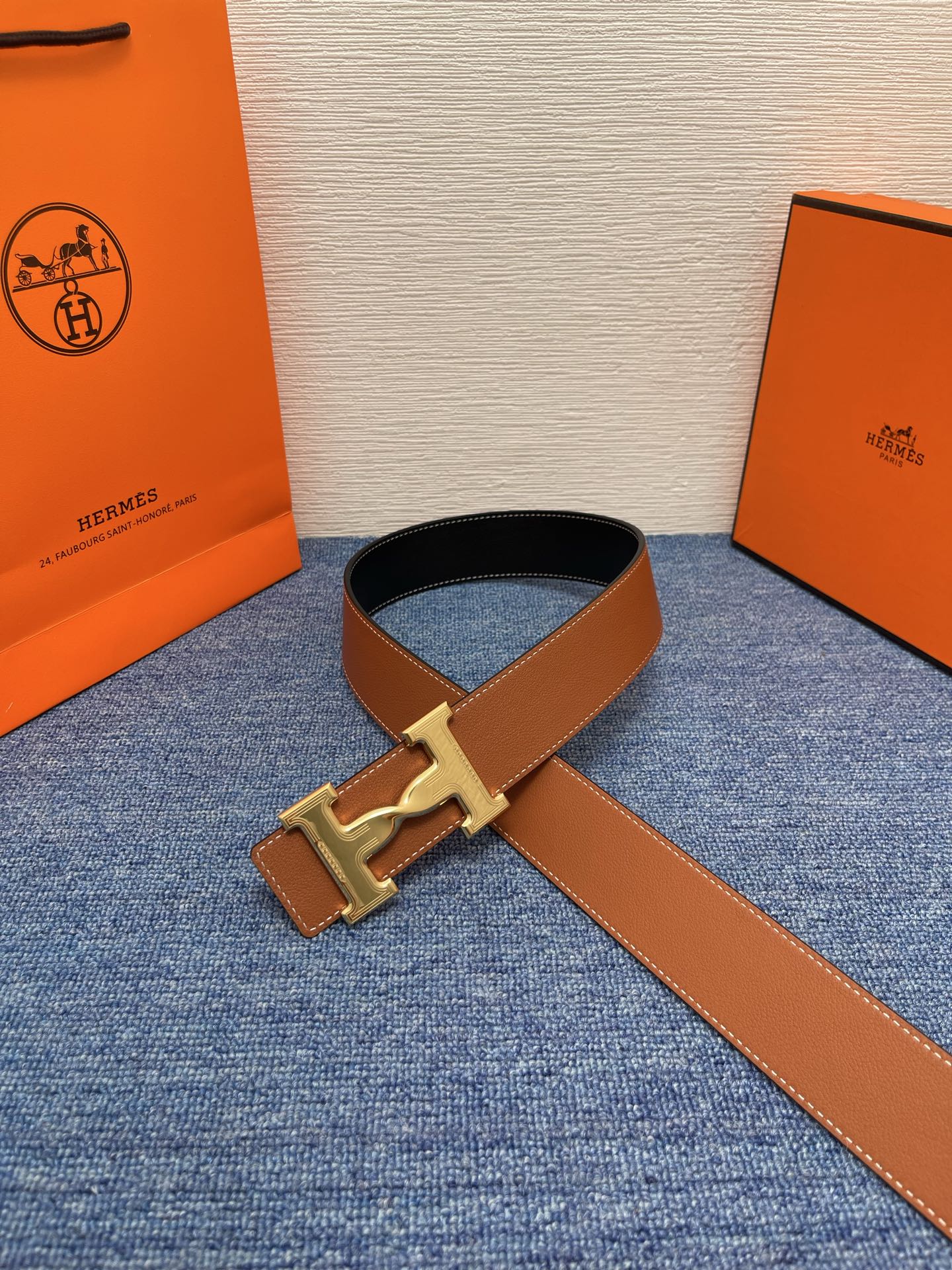 🔴 【品牌】爱马仕 🔴 【描述】采用高级真皮精制而成，触感厚实，饰以商标带扣。腰带为意大利尺寸，请在购买
