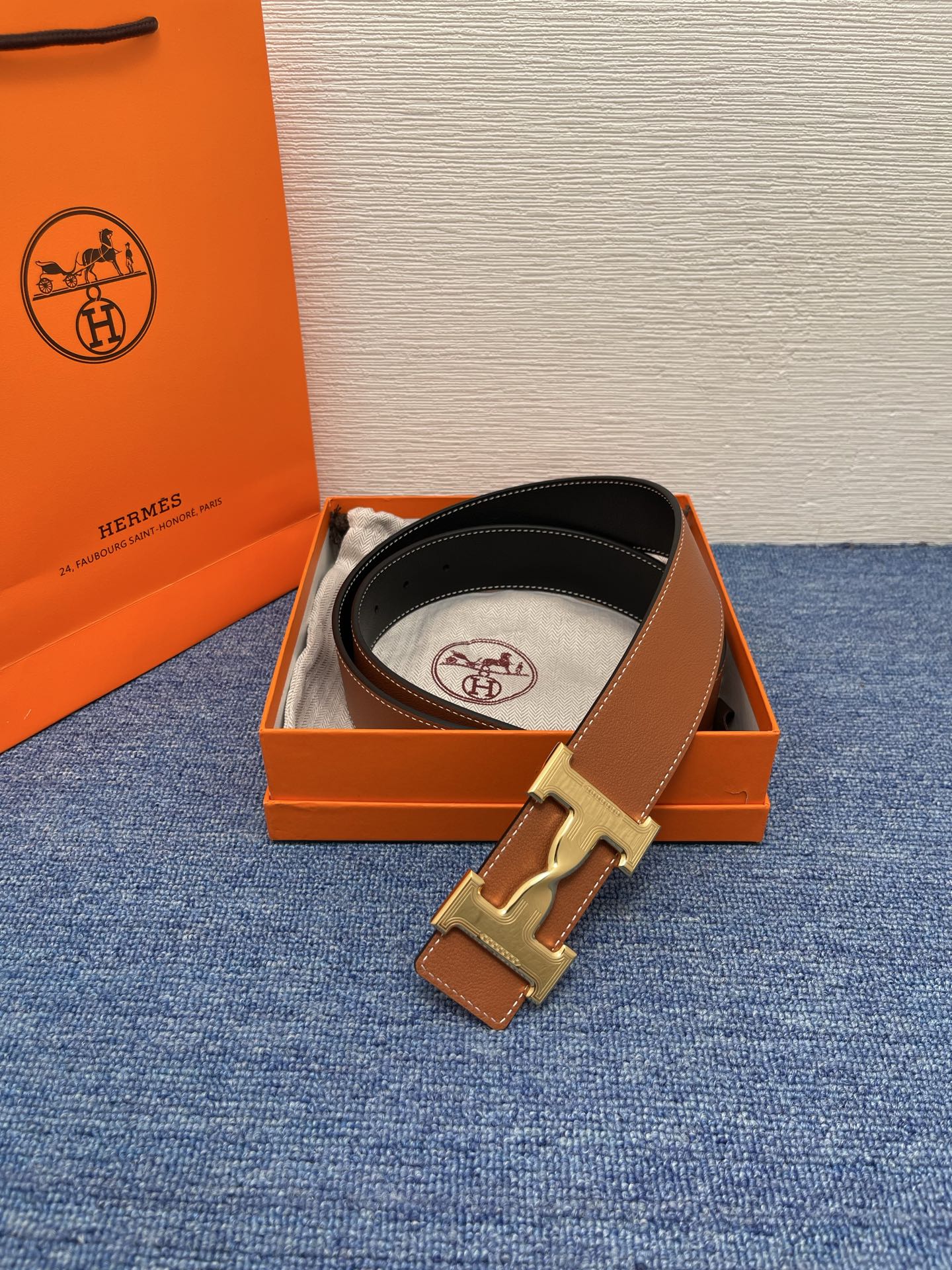 🔴 【品牌】爱马仕 🔴 【描述】采用高级真皮精制而成，触感厚实，饰以商标带扣。腰带为意大利尺寸，请在购买