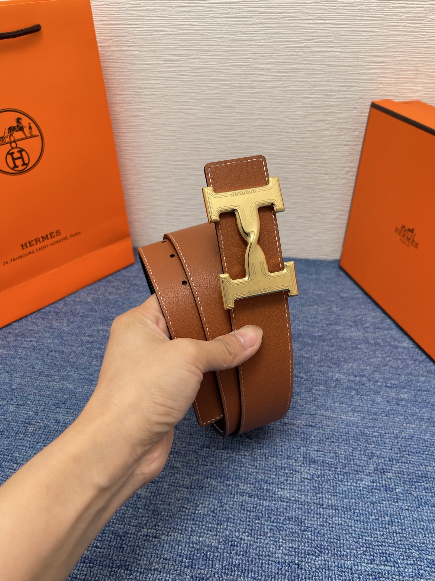 🔴 【品牌】爱马仕 🔴 【描述】采用高级真皮精制而成，触感厚实，饰以商标带扣。腰带为意大利尺寸，请在购买