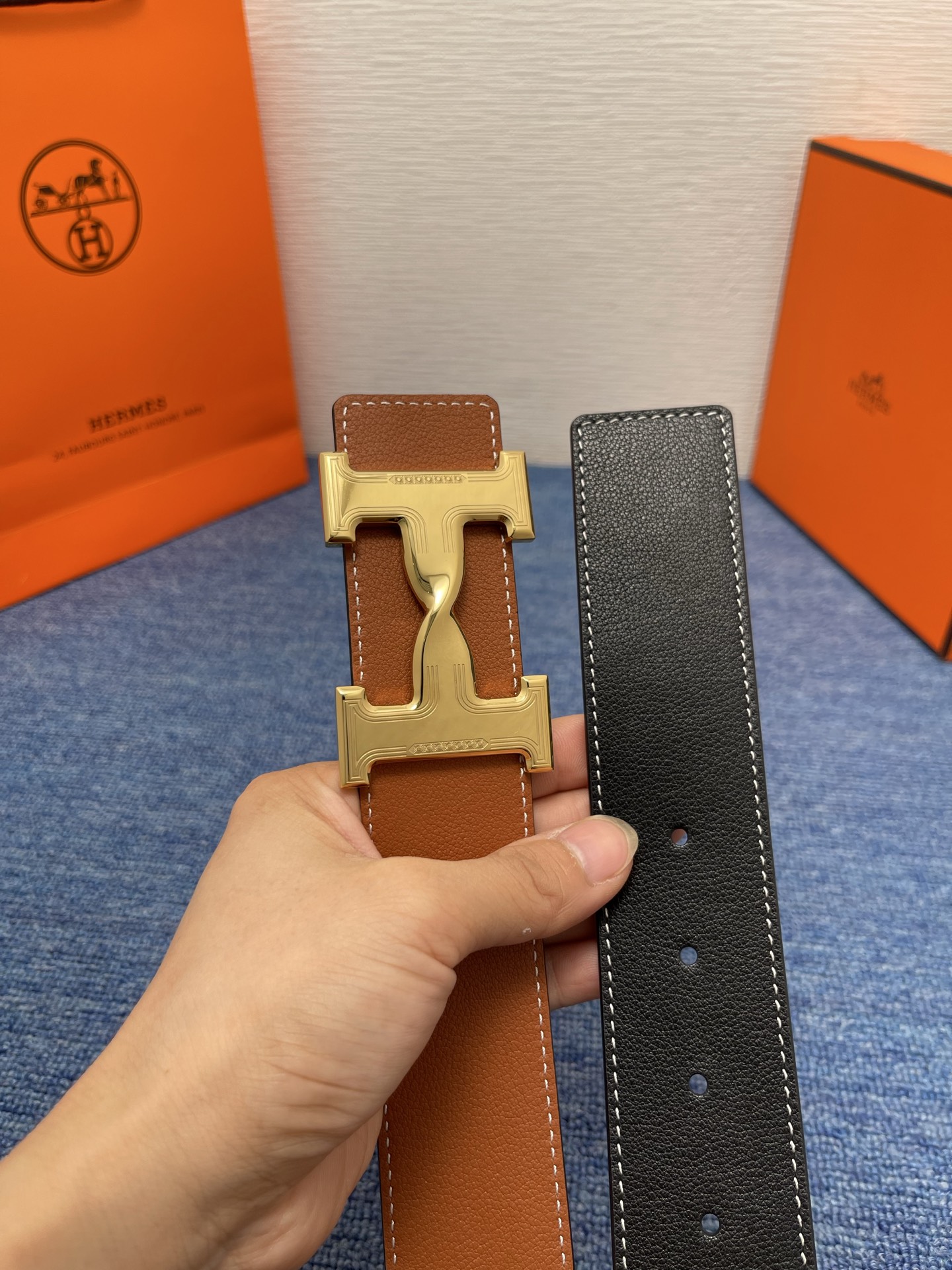 🔴 【品牌】爱马仕 🔴 【描述】采用高级真皮精制而成，触感厚实，饰以商标带扣。腰带为意大利尺寸，请在购买