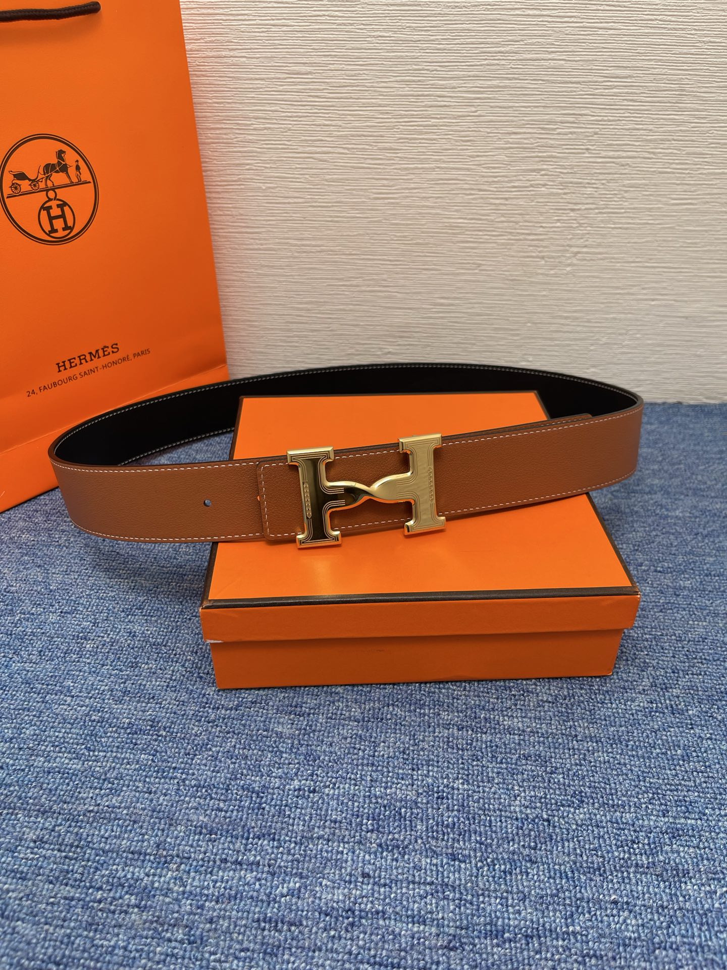🔴 【品牌】爱马仕 🔴 【描述】采用高级真皮精制而成，触感厚实，饰以商标带扣。腰带为意大利尺寸，请在购买