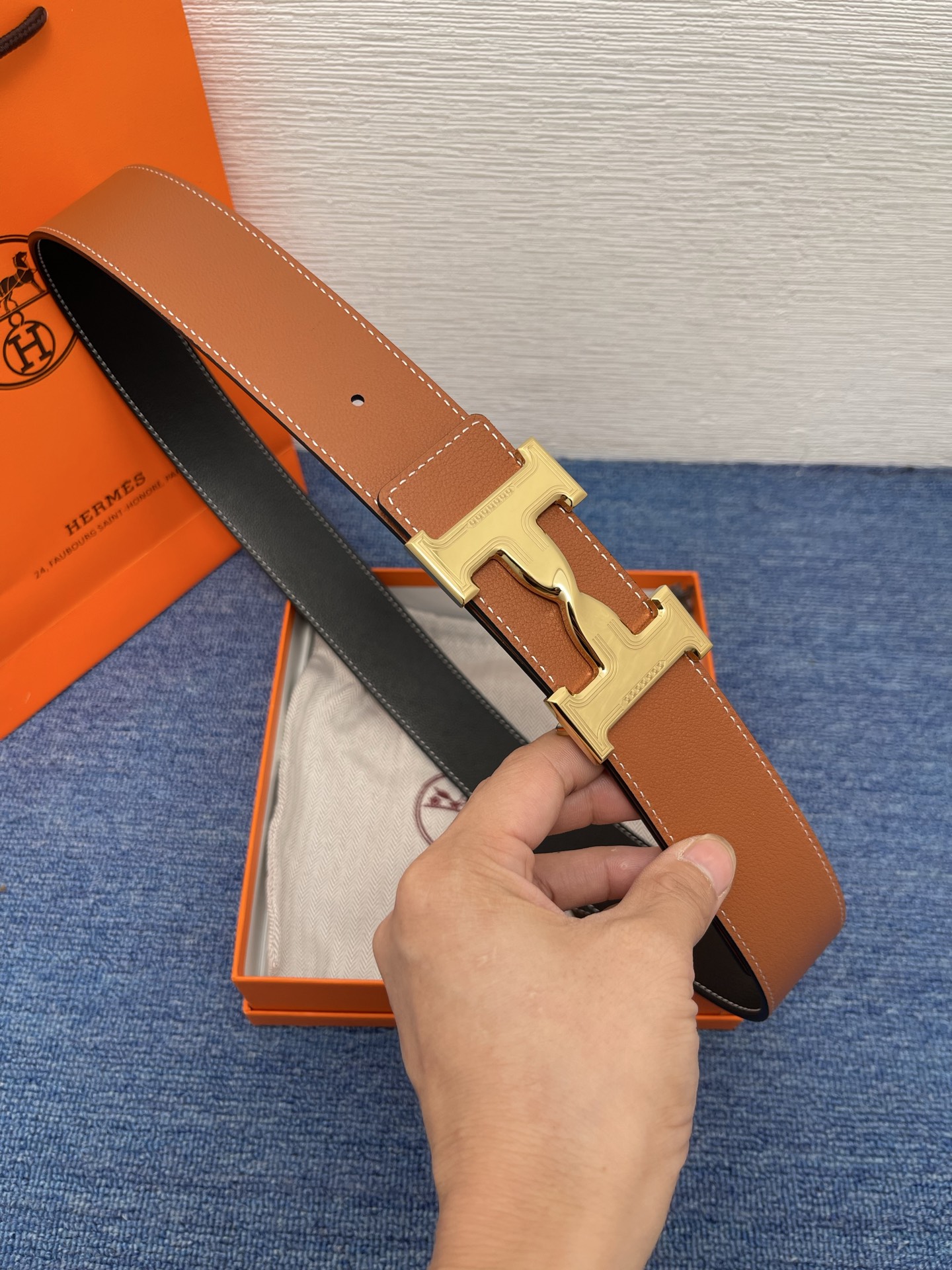🔴 【品牌】爱马仕 🔴 【描述】采用高级真皮精制而成，触感厚实，饰以商标带扣。腰带为意大利尺寸，请在购买