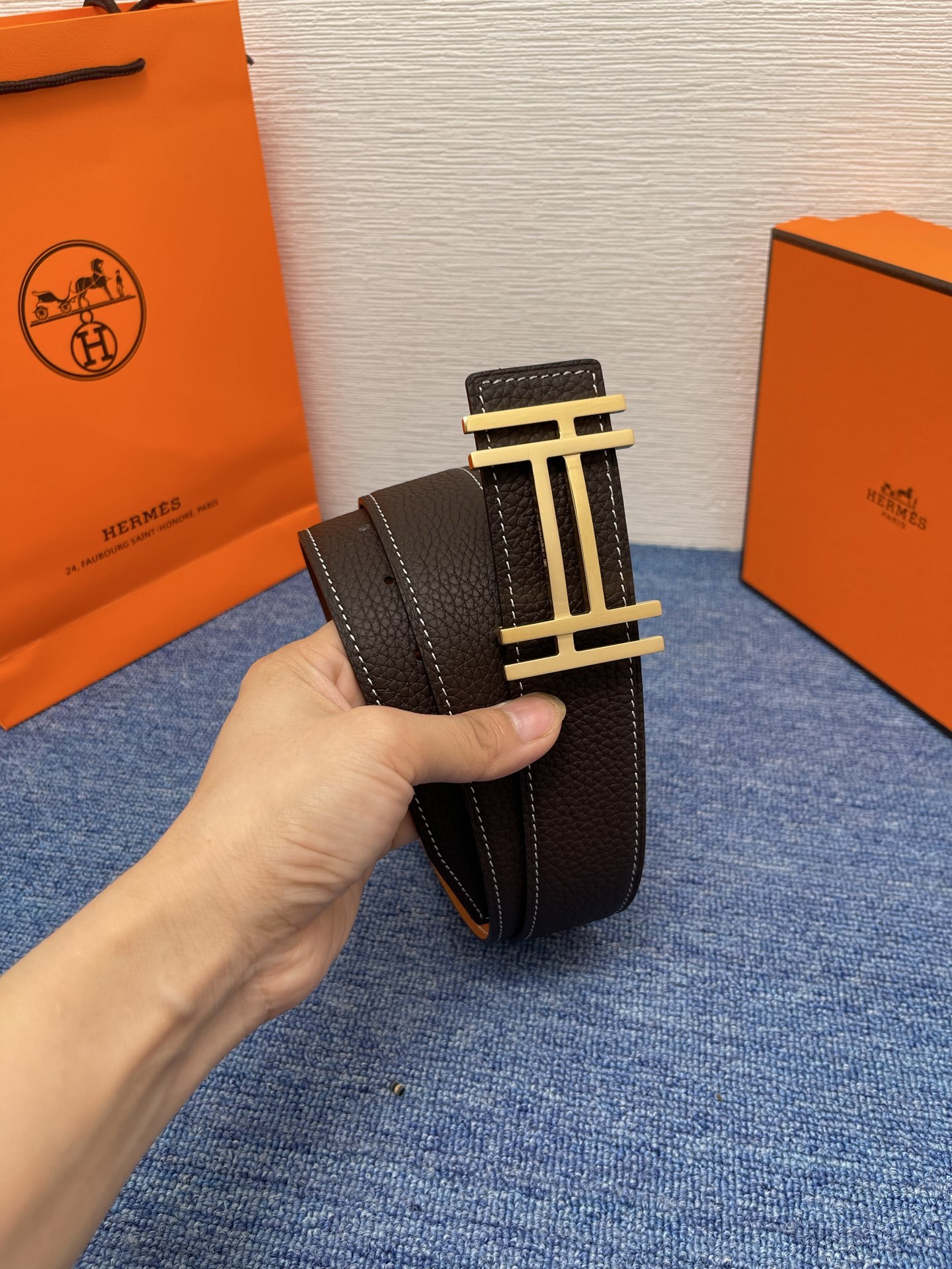 🔴 【品牌】爱马仕 🔴 【描述】采用高级真皮精制而成,触感厚实,饰以商标带扣。腰带为意大利尺寸,请在购买
