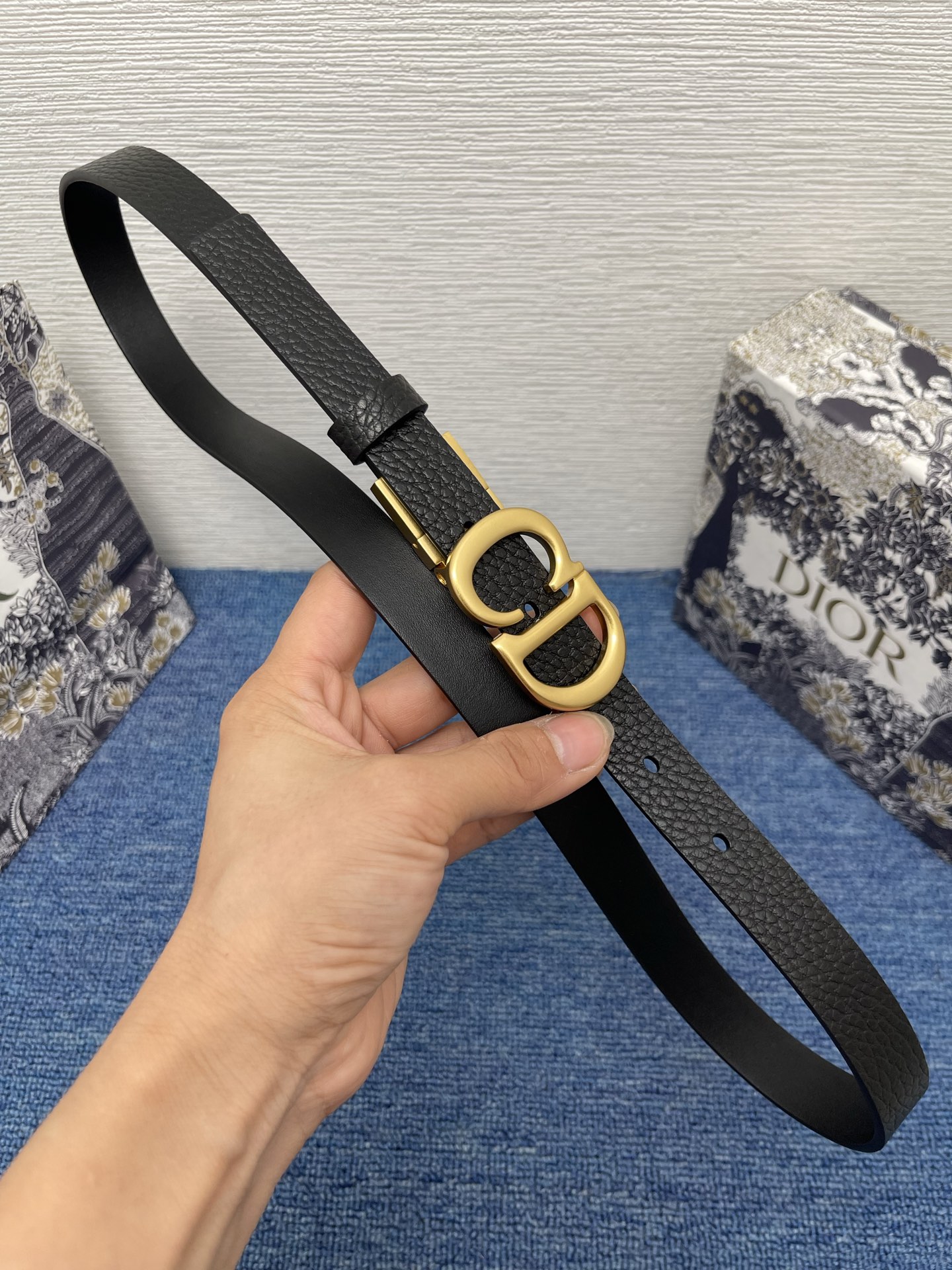 😍😍😍迪奥550 2.0 😍这款 Montaigne Avenue 腰带从同名手袋汲取灵感，采用黑色光滑