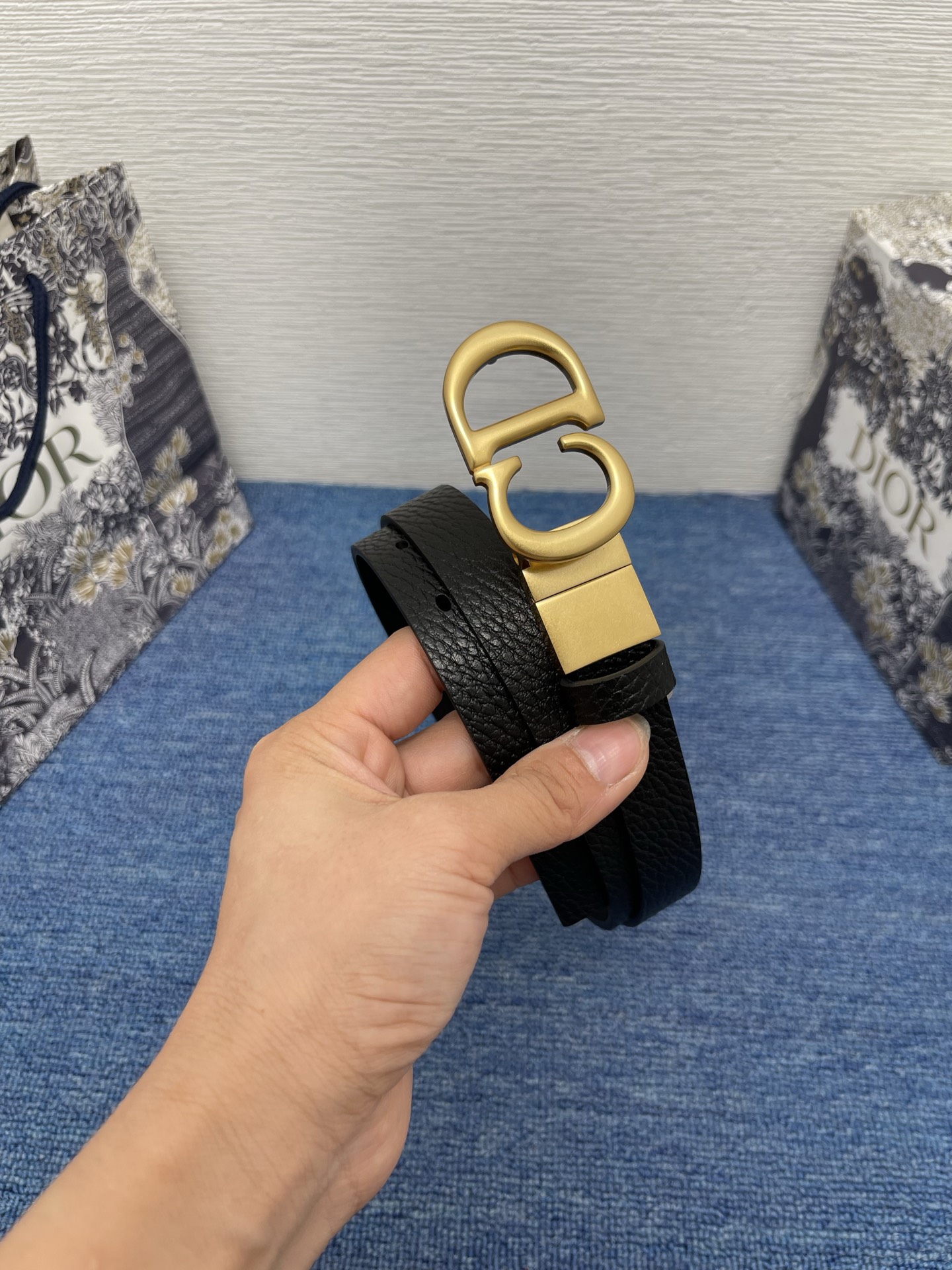 😍😍😍迪奥550 2.0 😍这款 Montaigne Avenue 腰带从同名手袋汲取灵感，采用黑色光滑