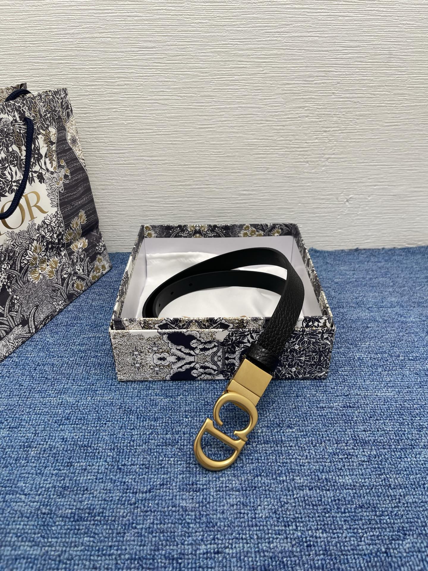 😍😍😍迪奥550 2.0 😍这款 Montaigne Avenue 腰带从同名手袋汲取灵感，采用黑色光滑