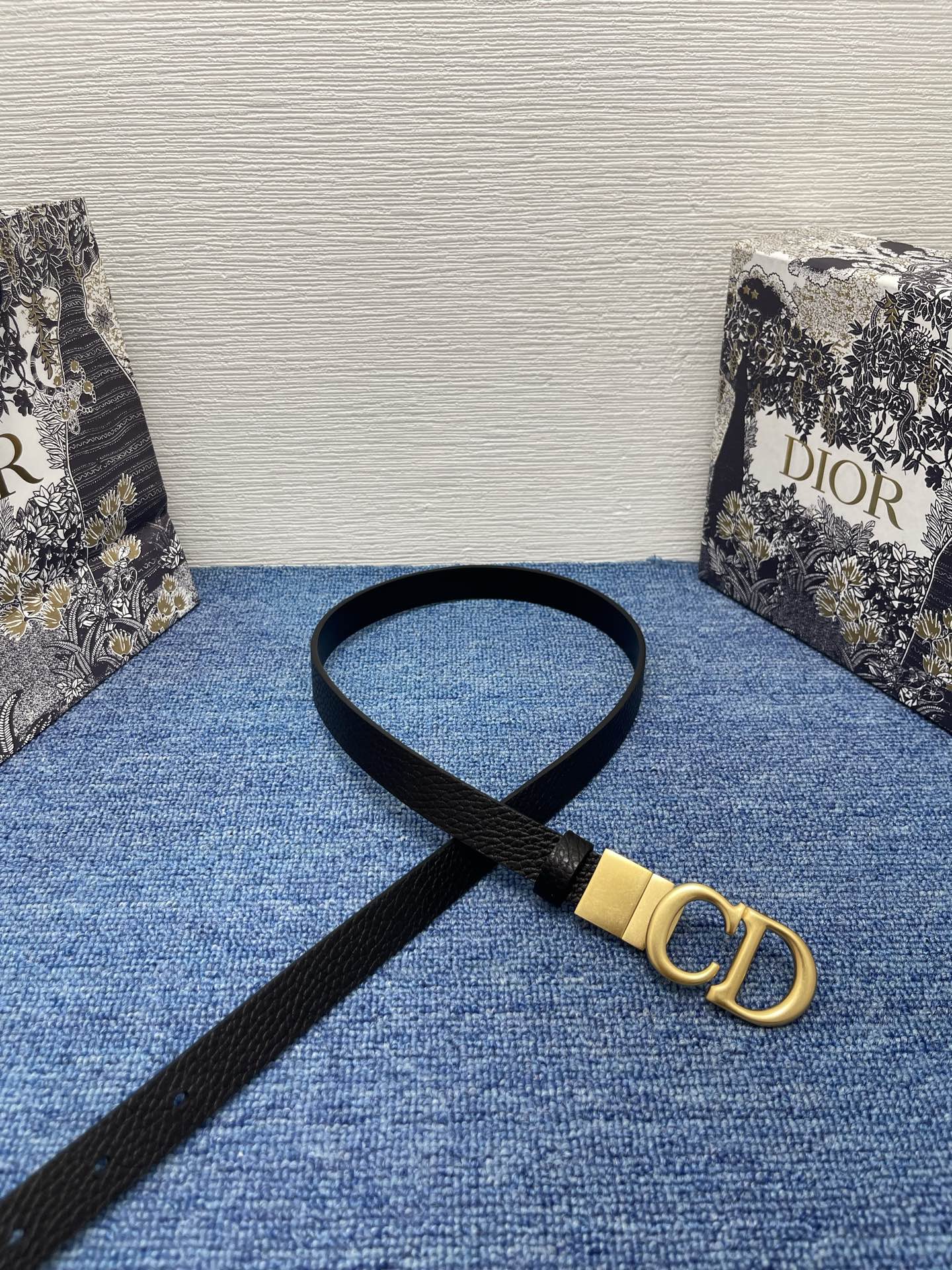 😍😍😍迪奥550 2.0 😍这款 Montaigne Avenue 腰带从同名手袋汲取灵感，采用黑色光滑