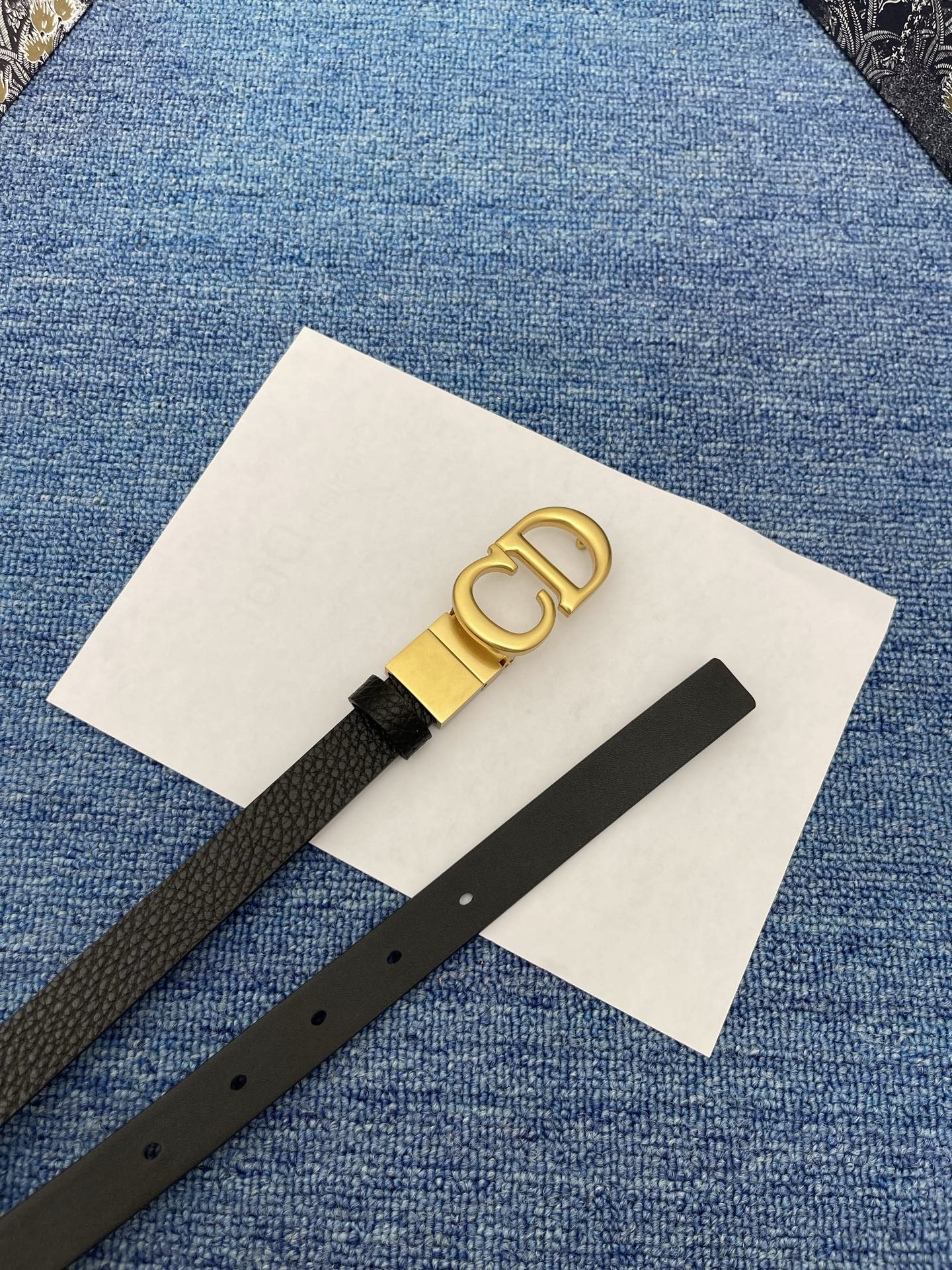 😍😍😍迪奥550 2.0 😍这款 Montaigne Avenue 腰带从同名手袋汲取灵感，采用黑色光滑