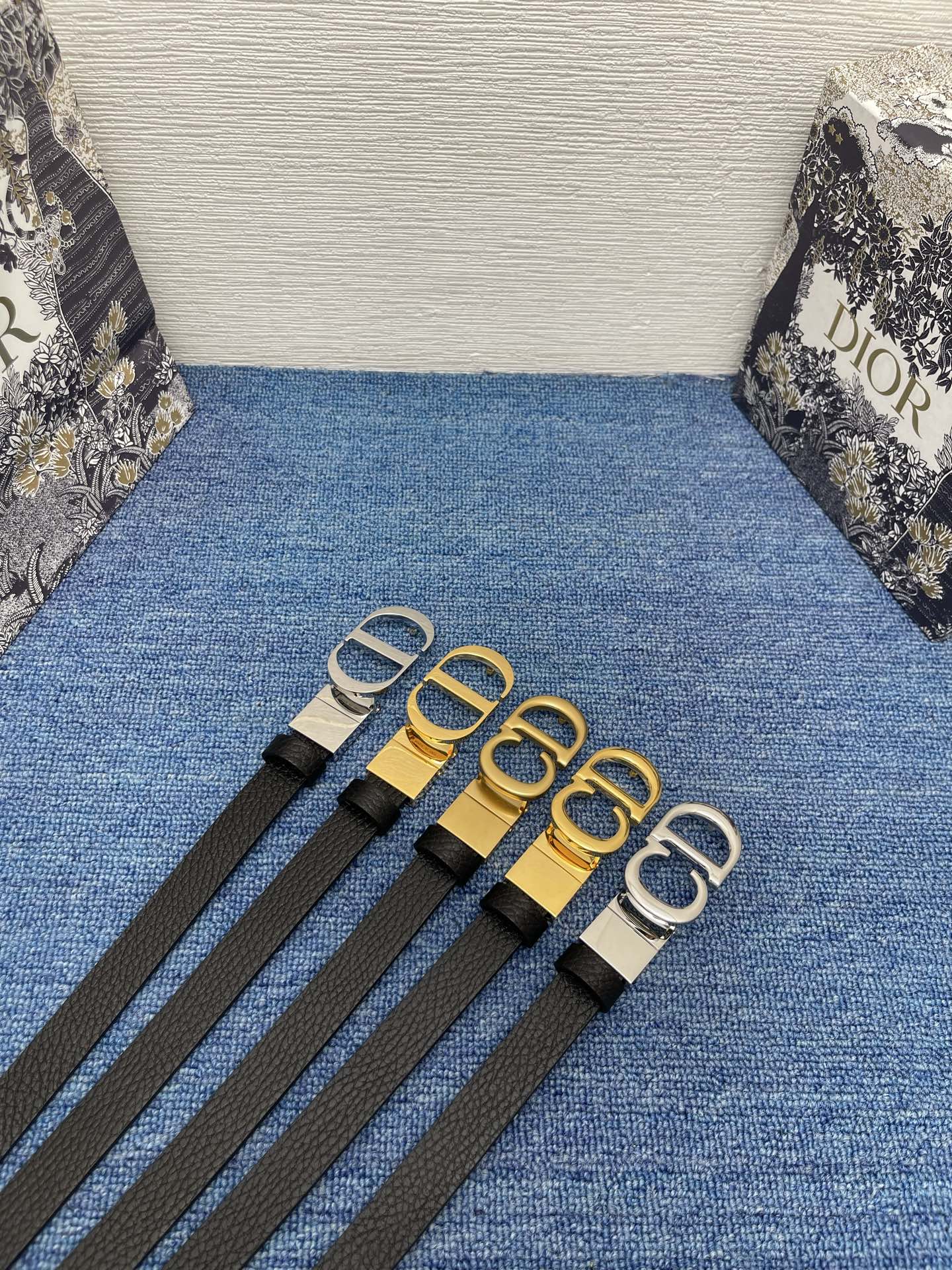 😍😍😍迪奥550 2.0 😍这款 Montaigne Avenue 腰带从同名手袋汲取灵感，采用黑色光滑