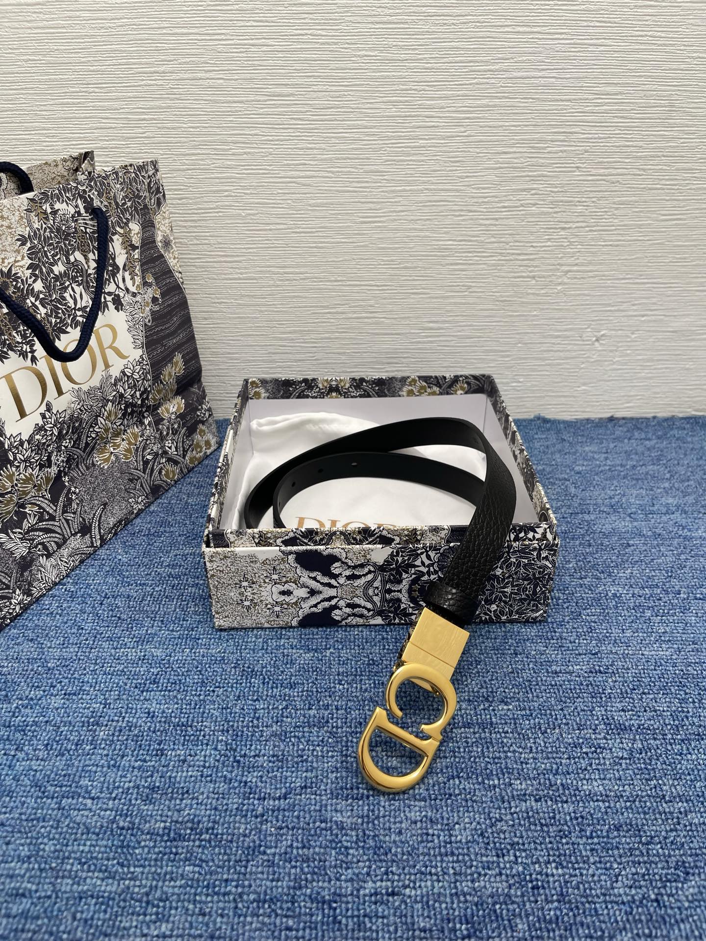 😍😍😍迪奥550 2.0 😍这款 Montaigne Avenue 腰带从同名手袋汲取灵感，采用黑色光滑