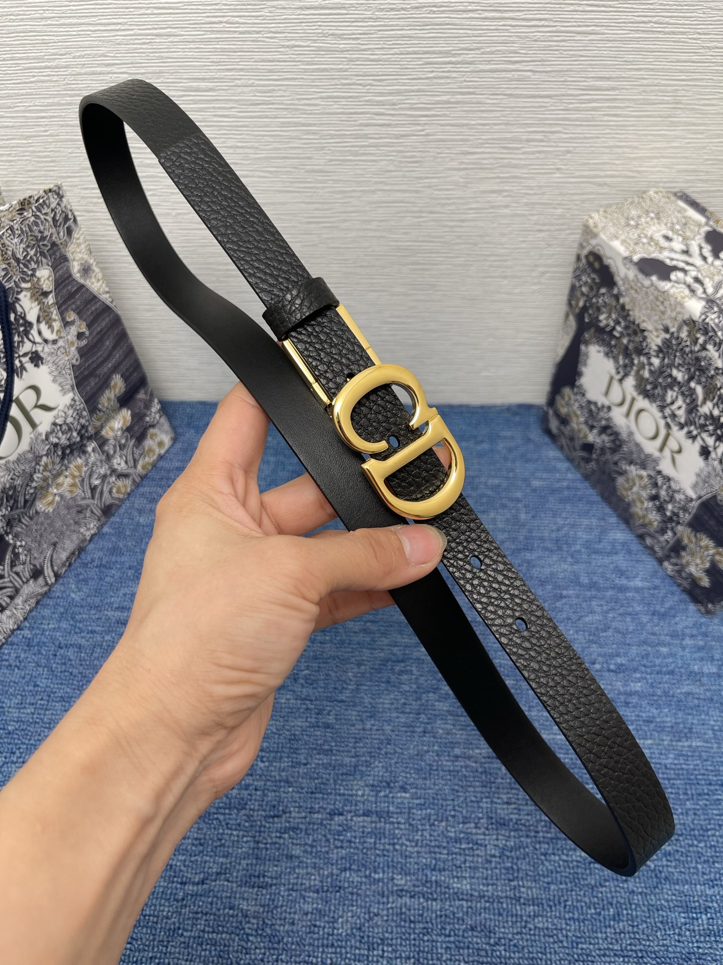 😍😍😍迪奥550 2.0 😍这款 Montaigne Avenue 腰带从同名手袋汲取灵感，采用黑色光滑