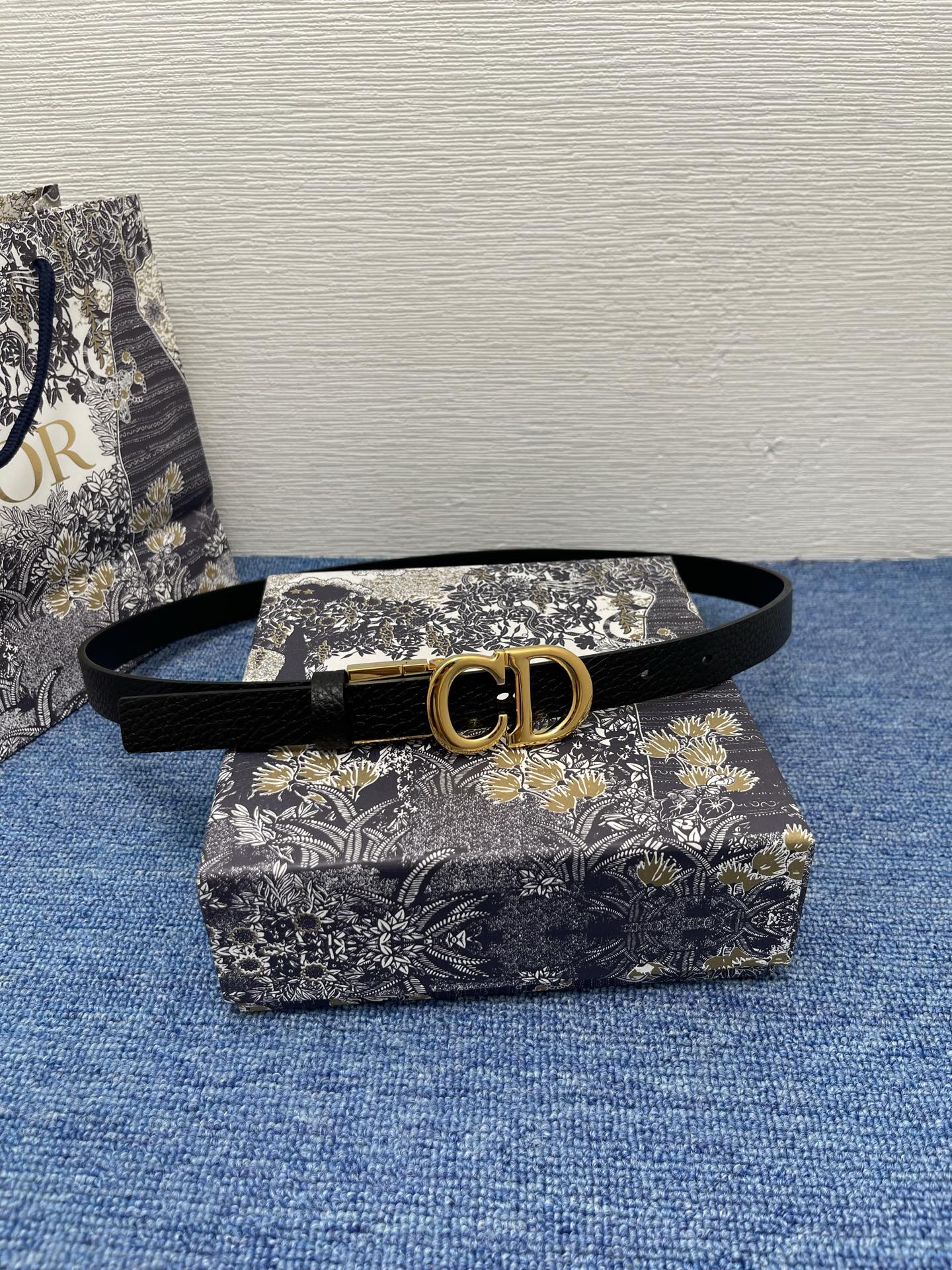 😍😍😍迪奥550 2.0 😍这款 Montaigne Avenue 腰带从同名手袋汲取灵感，采用黑色光滑