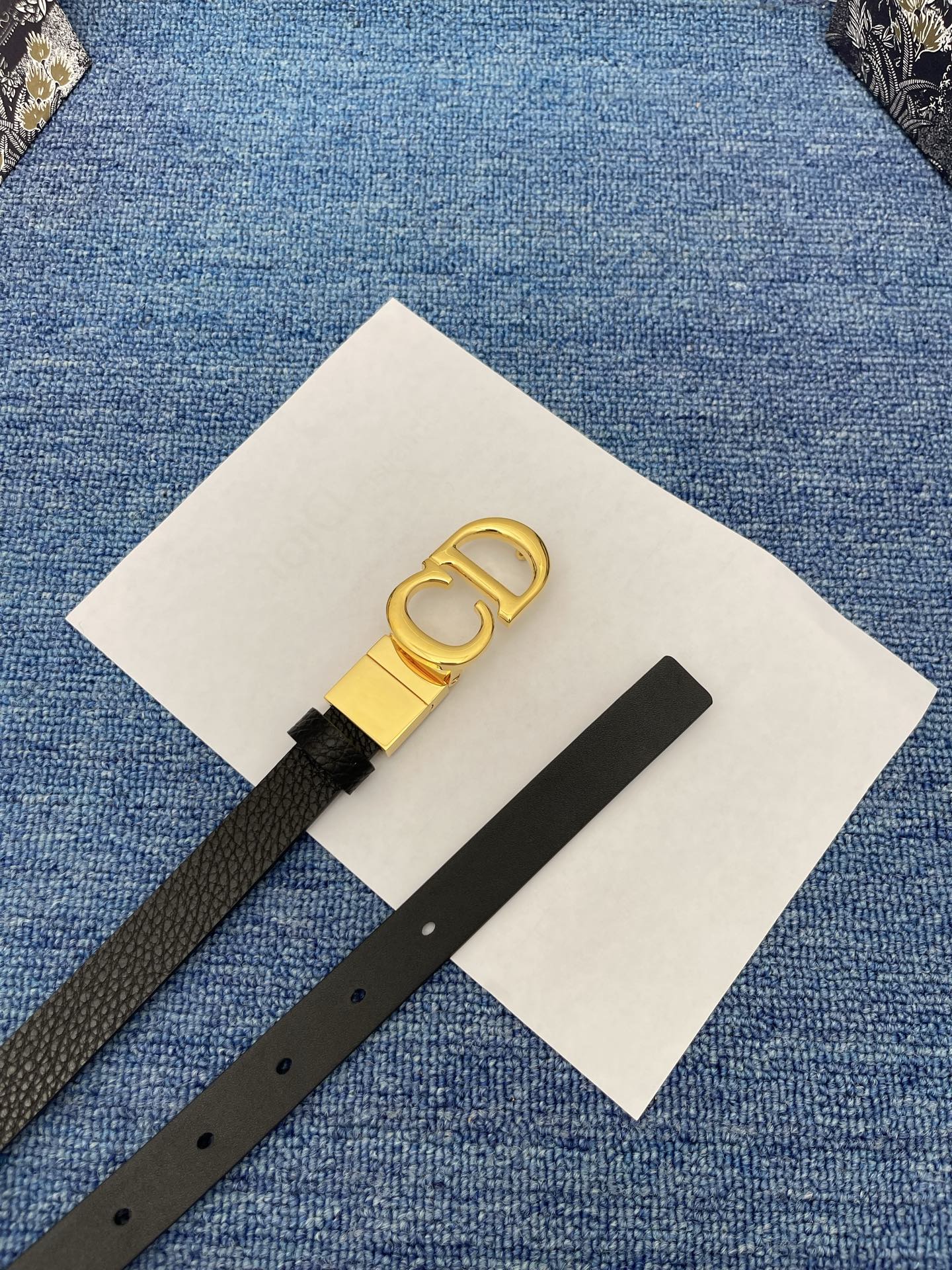 😍😍😍迪奥550 2.0 😍这款 Montaigne Avenue 腰带从同名手袋汲取灵感，采用黑色光滑