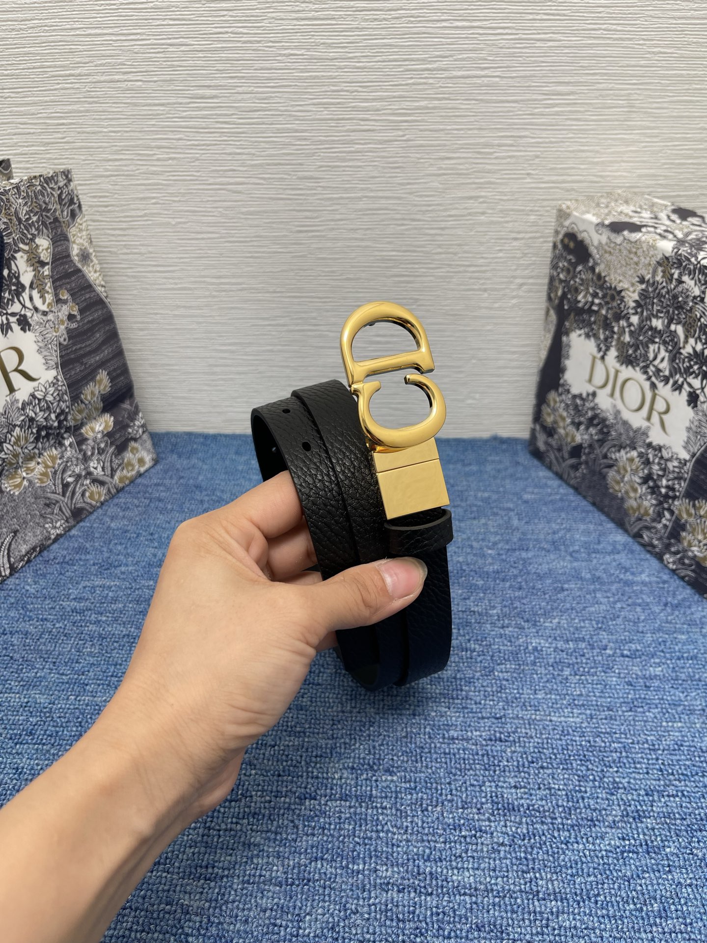 😍😍😍迪奥550 2.0 😍这款 Montaigne Avenue 腰带从同名手袋汲取灵感，采用黑色光滑