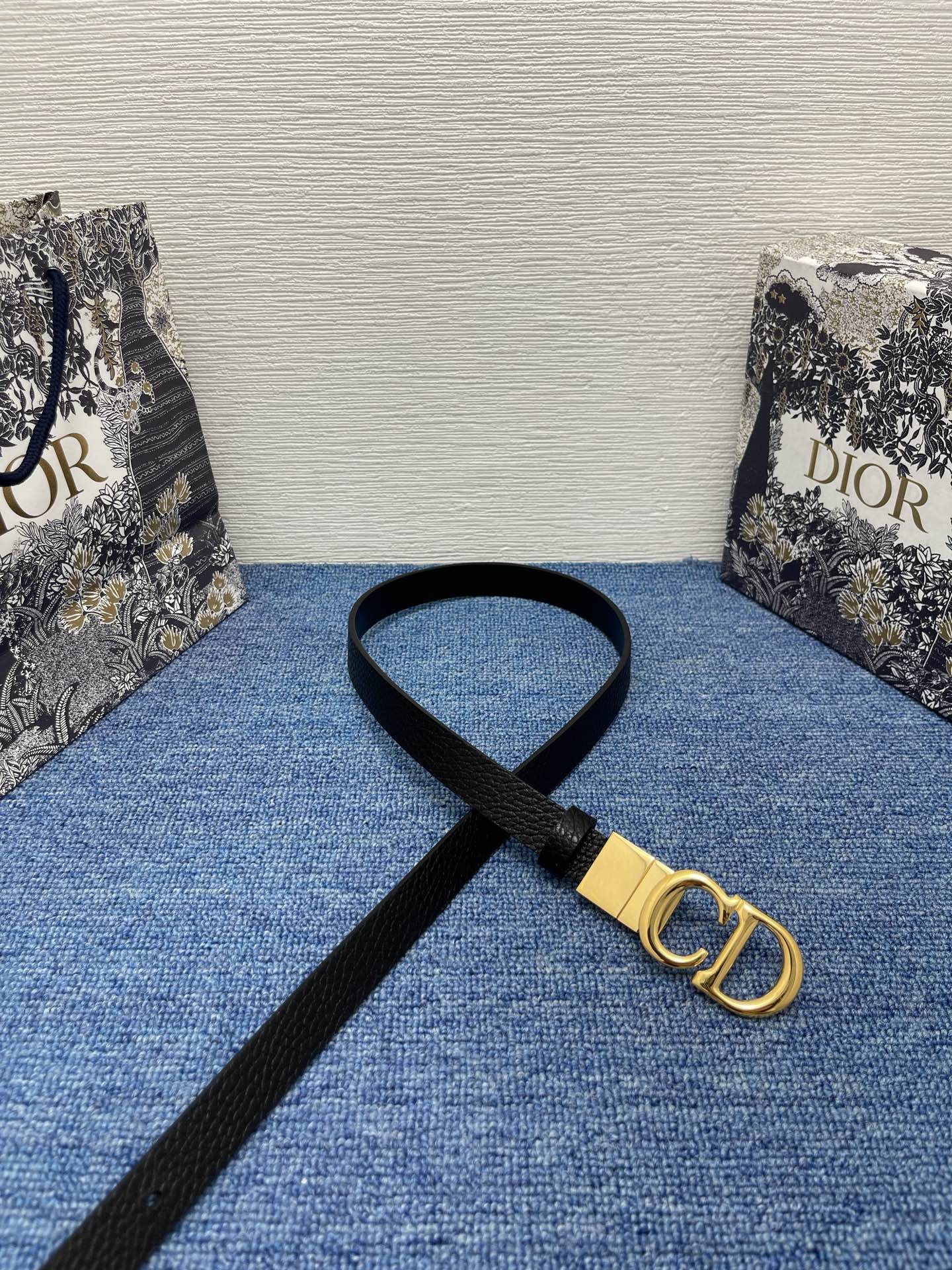 😍😍😍迪奥550 2.0 😍这款 Montaigne Avenue 腰带从同名手袋汲取灵感，采用黑色光滑