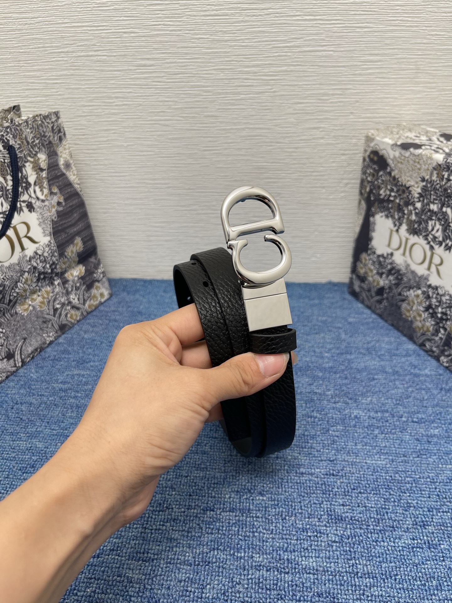 😍😍😍迪奥550 2.0 😍这款 Montaigne Avenue 腰带从同名手袋汲取灵感，采用黑色光滑