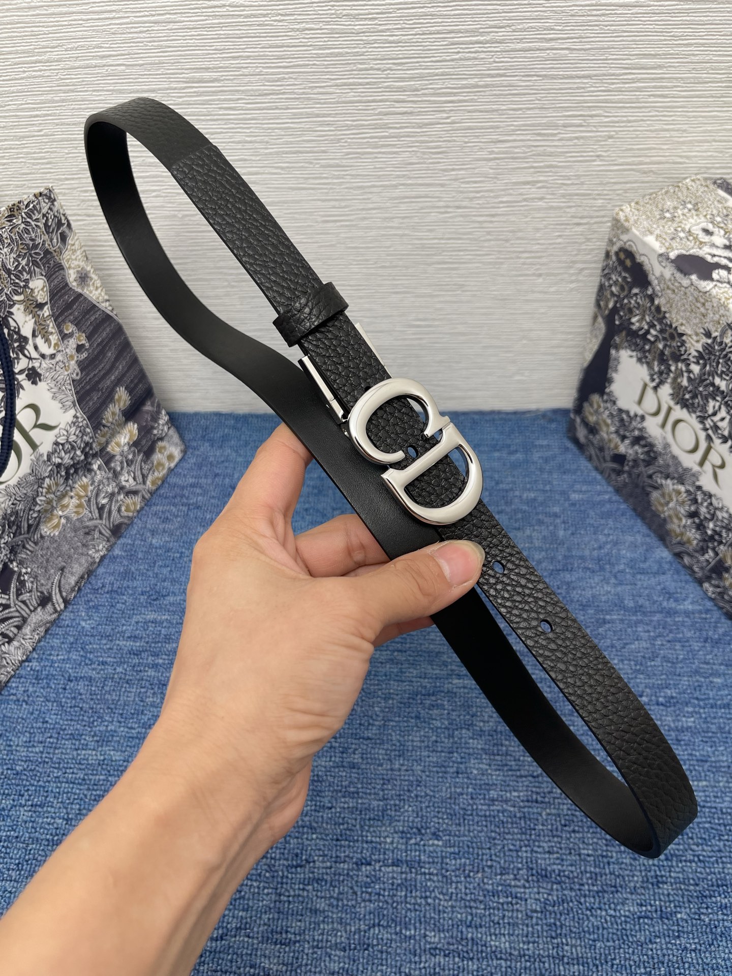 😍😍😍迪奥550 2.0 😍这款 Montaigne Avenue 腰带从同名手袋汲取灵感，采用黑色光滑