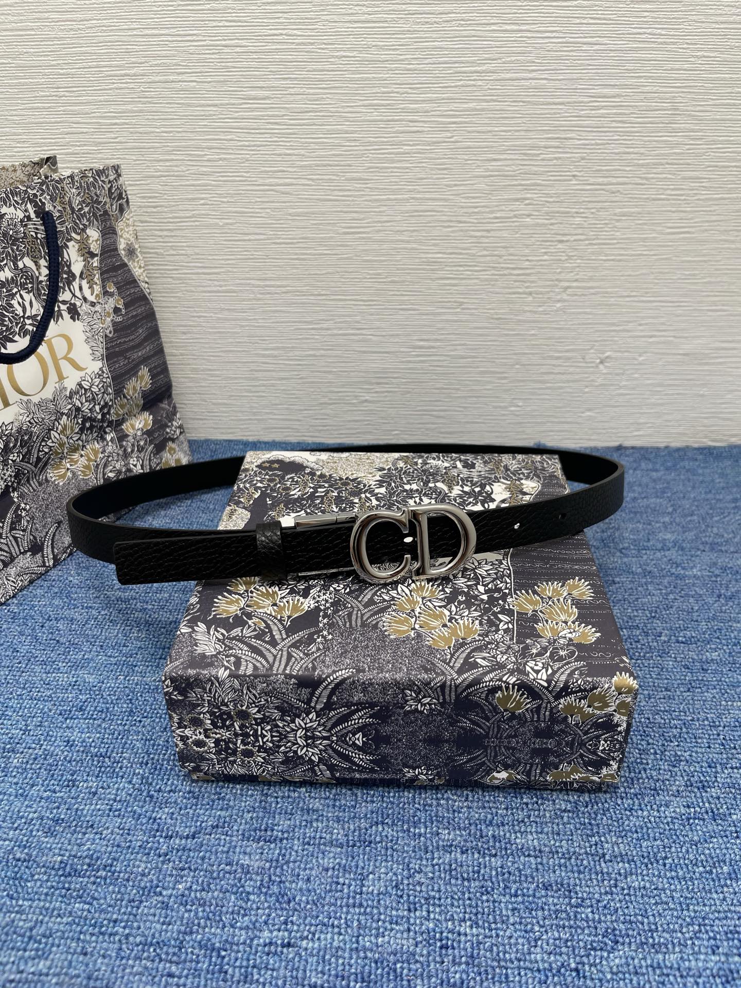 😍😍😍迪奥550 2.0 😍这款 Montaigne Avenue 腰带从同名手袋汲取灵感，采用黑色光滑