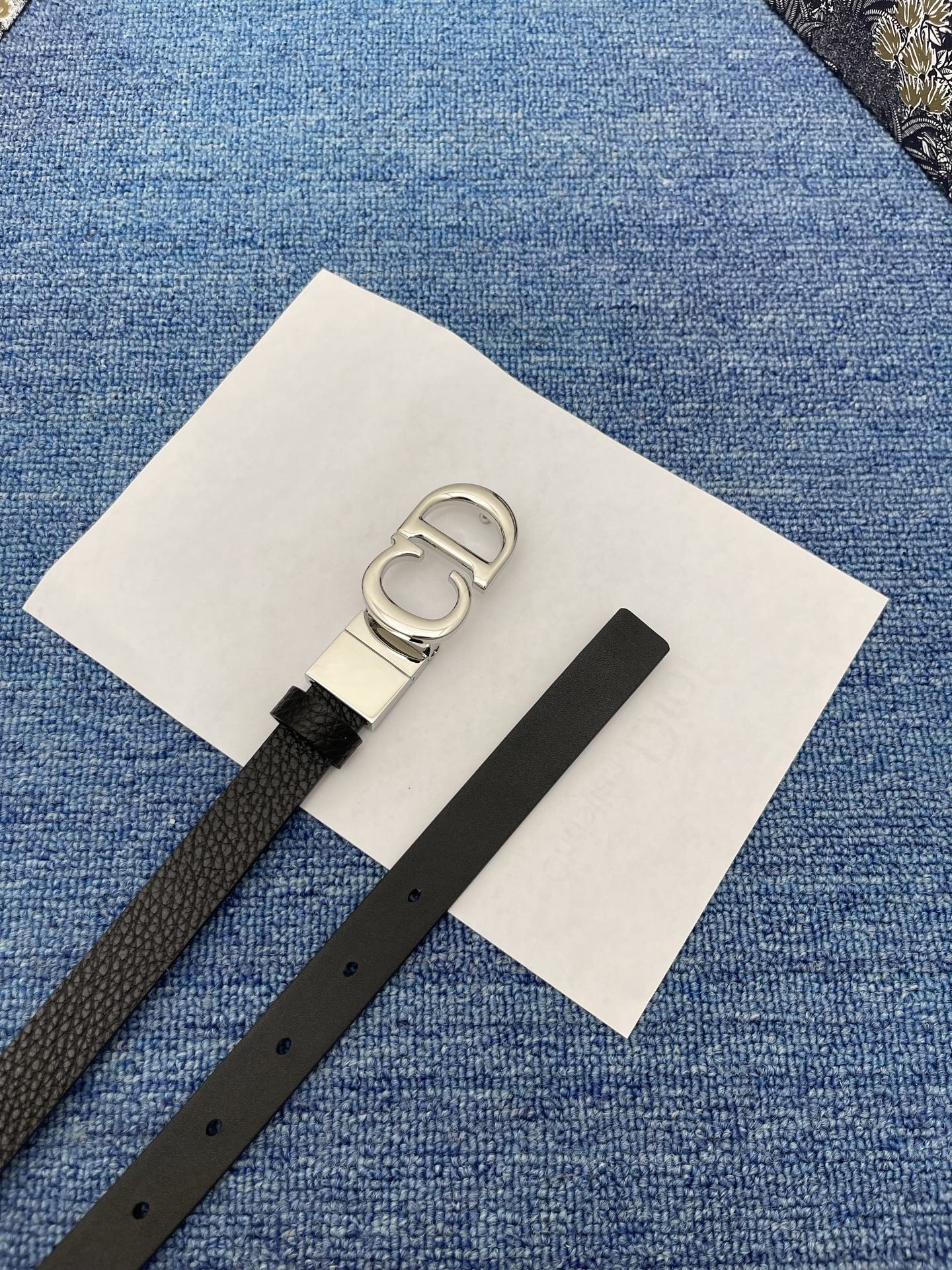 😍😍😍迪奥550 2.0 😍这款 Montaigne Avenue 腰带从同名手袋汲取灵感，采用黑色光滑