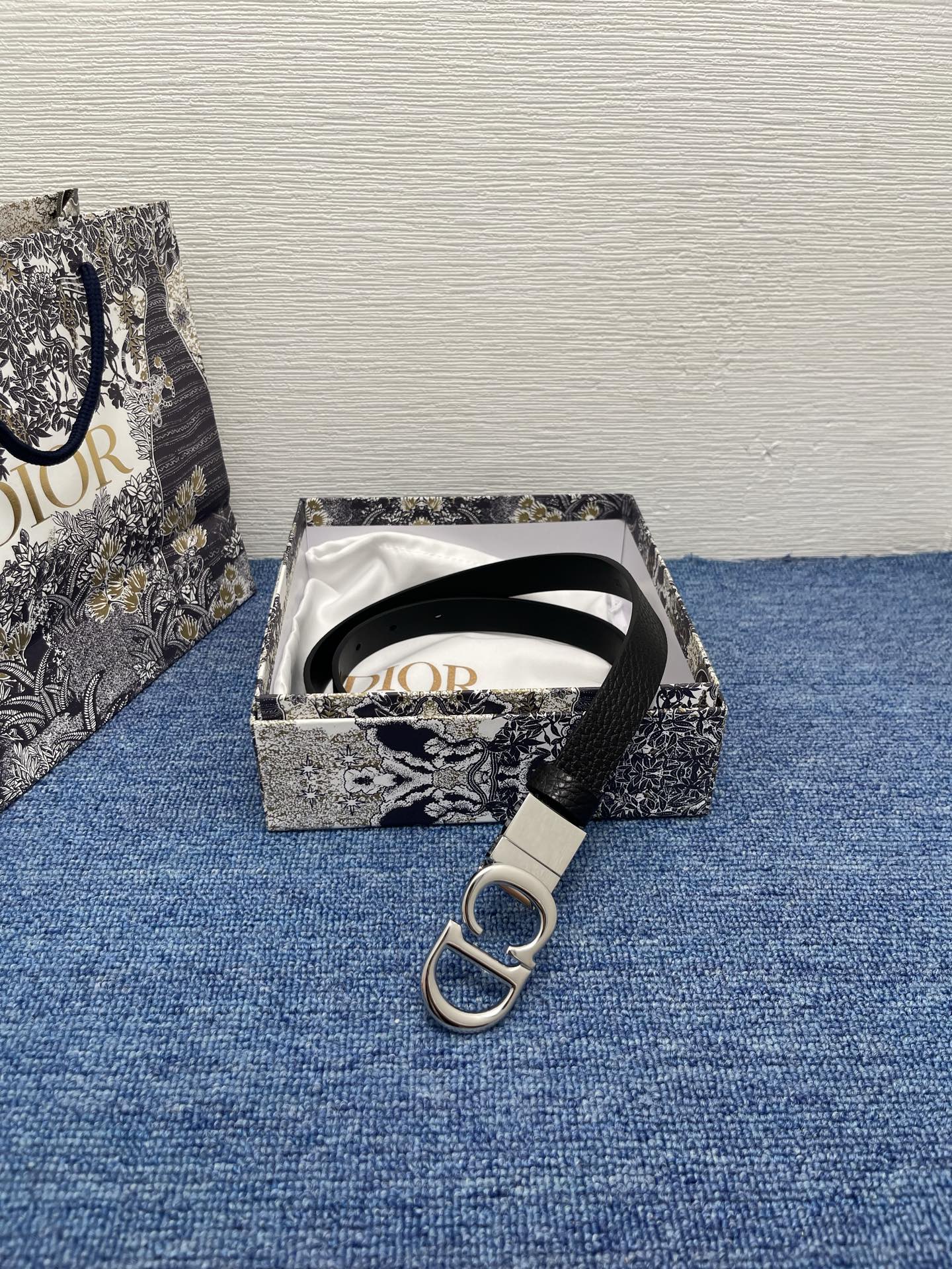 😍😍😍迪奥550 2.0 😍这款 Montaigne Avenue 腰带从同名手袋汲取灵感，采用黑色光滑