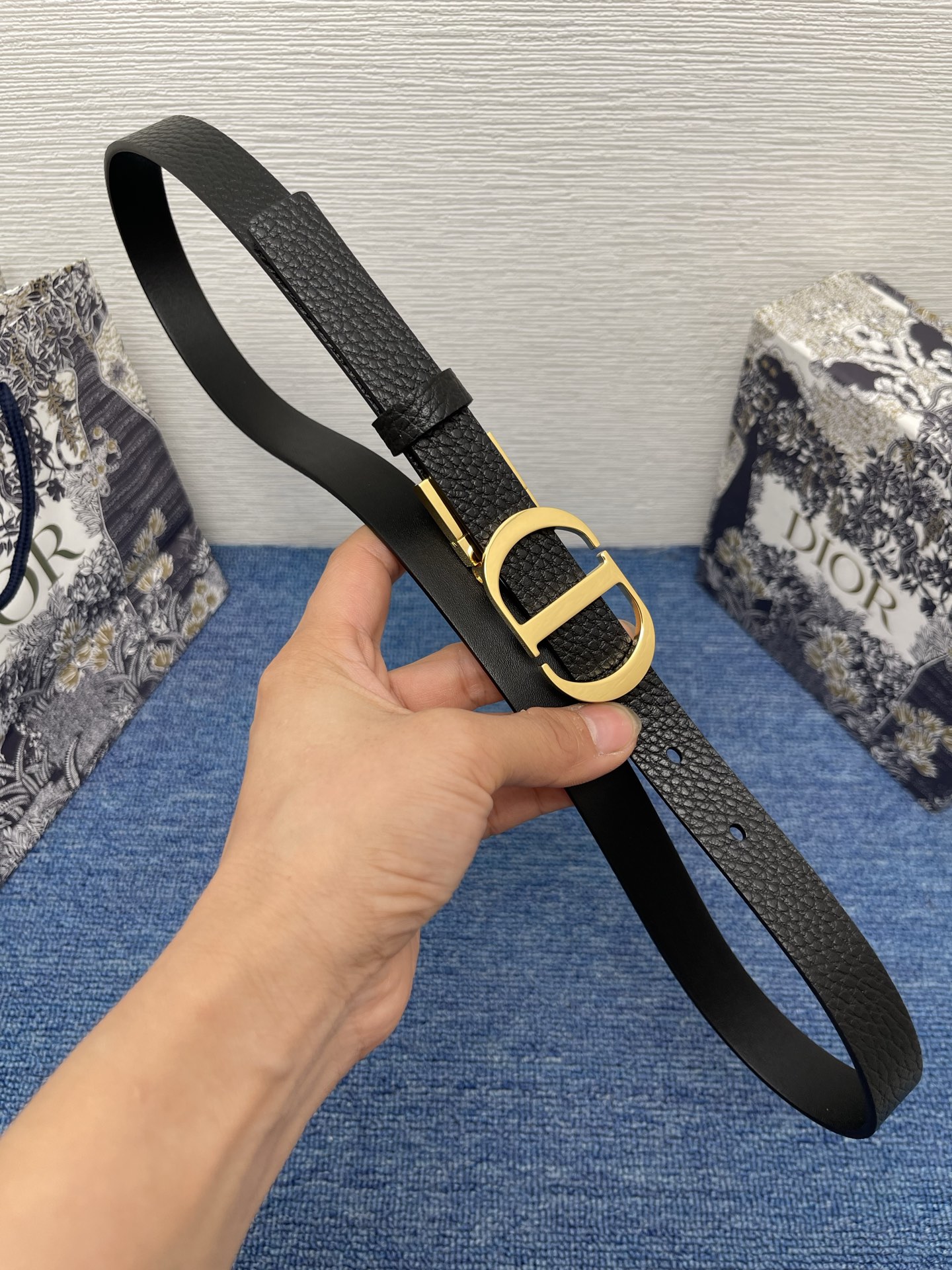 😍😍😍迪奥550 2.0 😍这款 Montaigne Avenue 腰带从同名手袋汲取灵感，采用黑色光滑