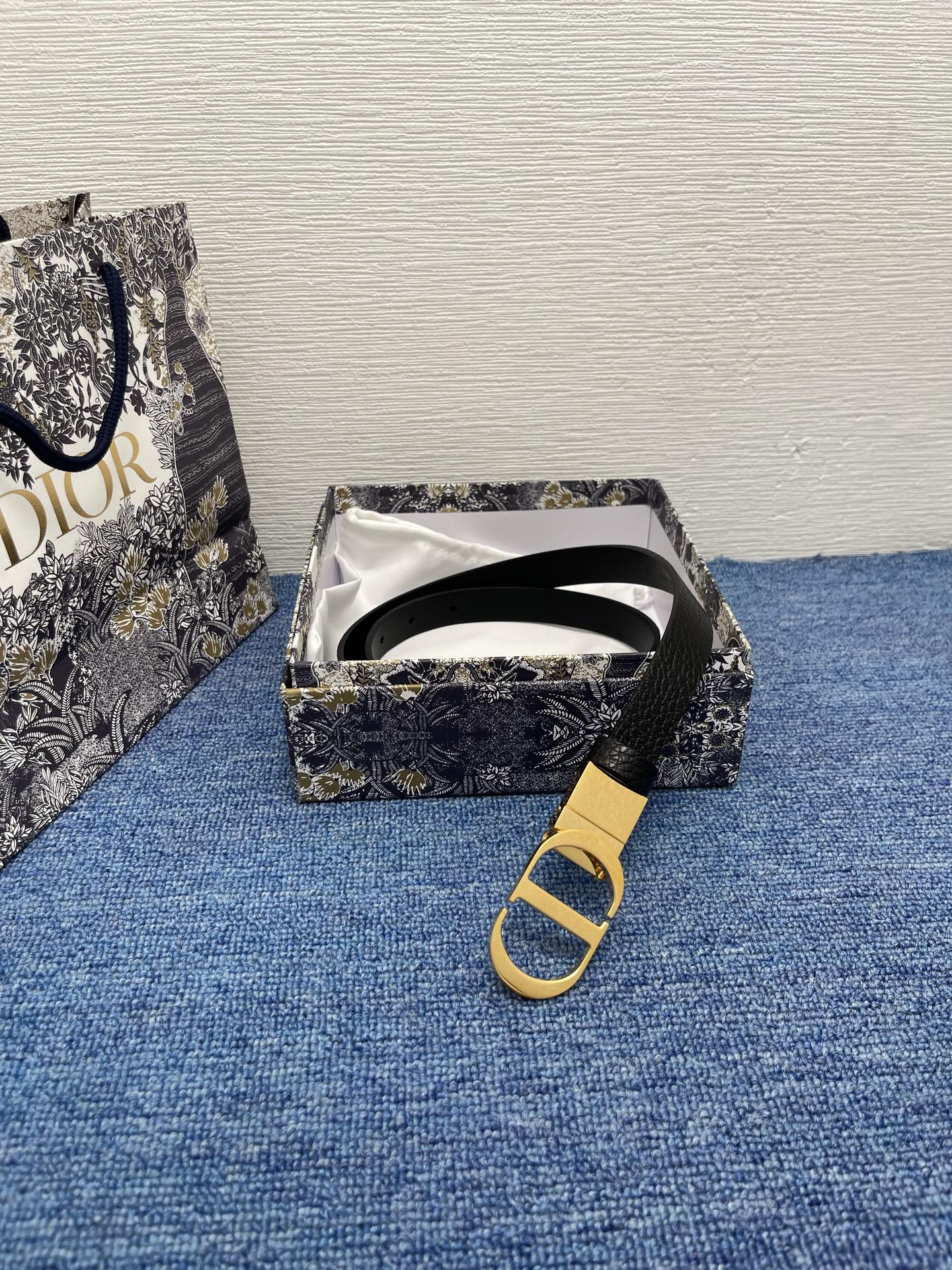 😍😍😍迪奥550 2.0 😍这款 Montaigne Avenue 腰带从同名手袋汲取灵感，采用黑色光滑