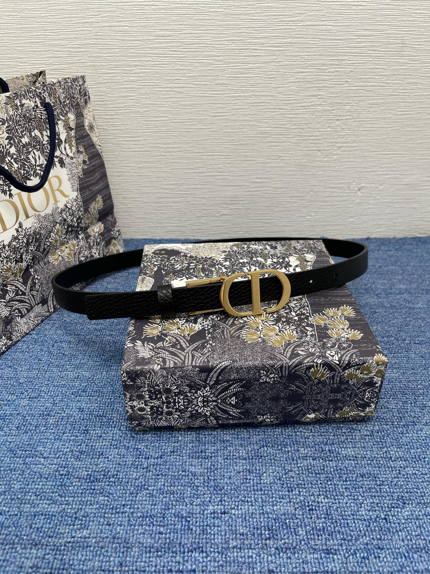 😍😍😍迪奥550 2.0 😍这款 Montaigne Avenue 腰带从同名手袋汲取灵感，采用黑色光滑