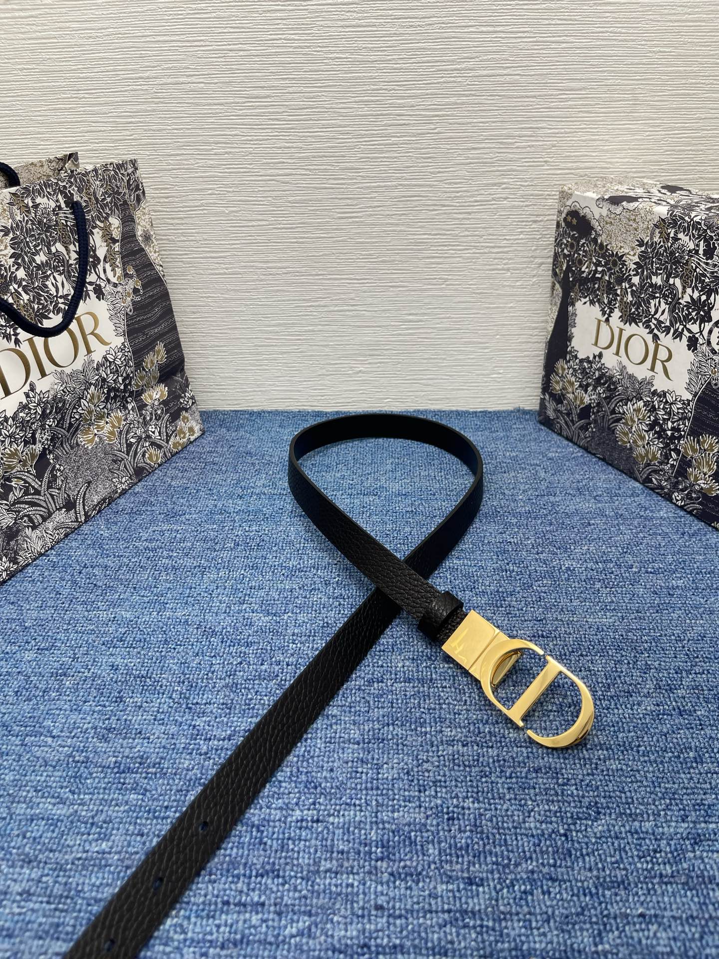 😍😍😍迪奥550 2.0 😍这款 Montaigne Avenue 腰带从同名手袋汲取灵感，采用黑色光滑