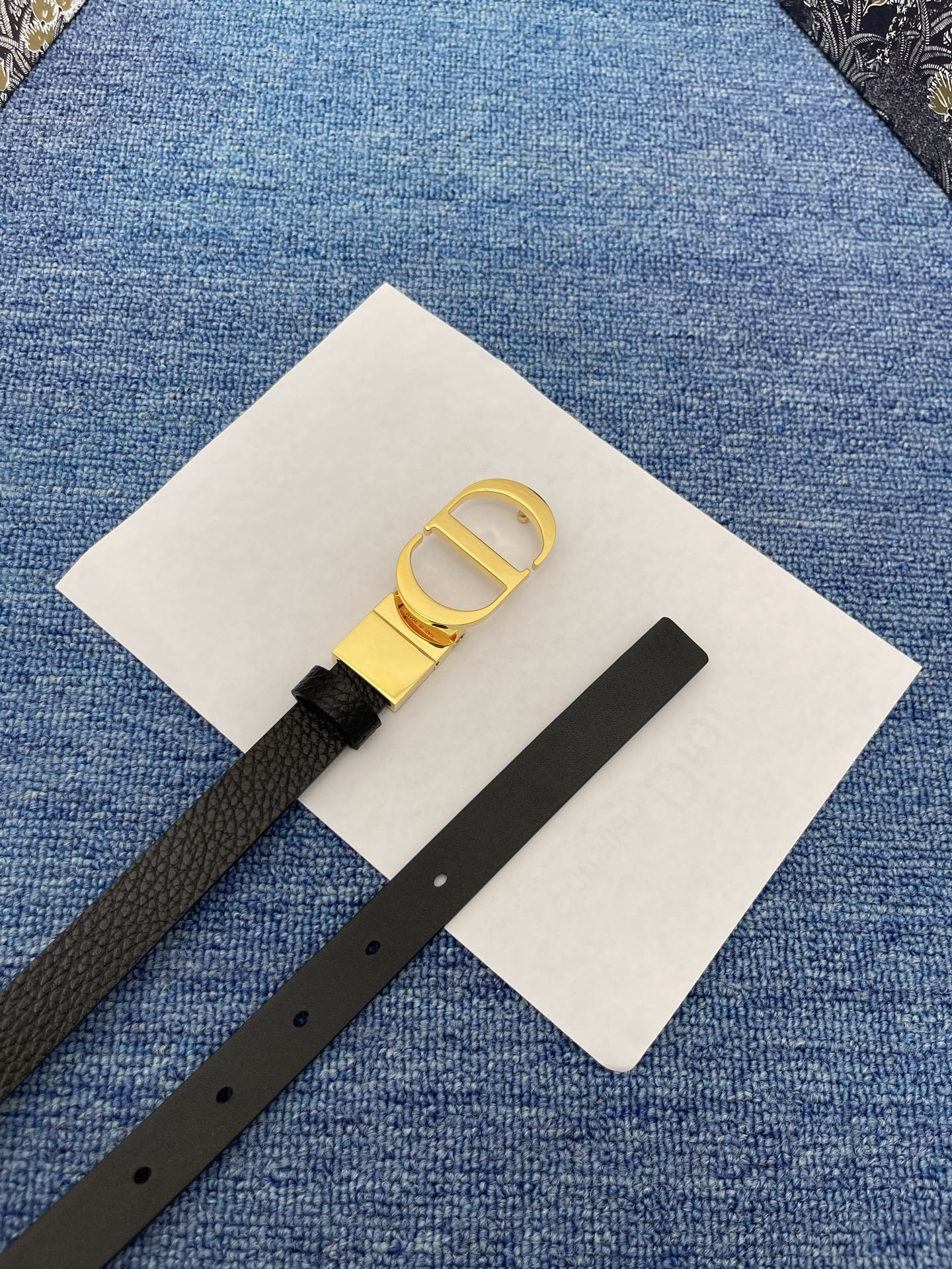 😍😍😍迪奥550 2.0 😍这款 Montaigne Avenue 腰带从同名手袋汲取灵感，采用黑色光滑