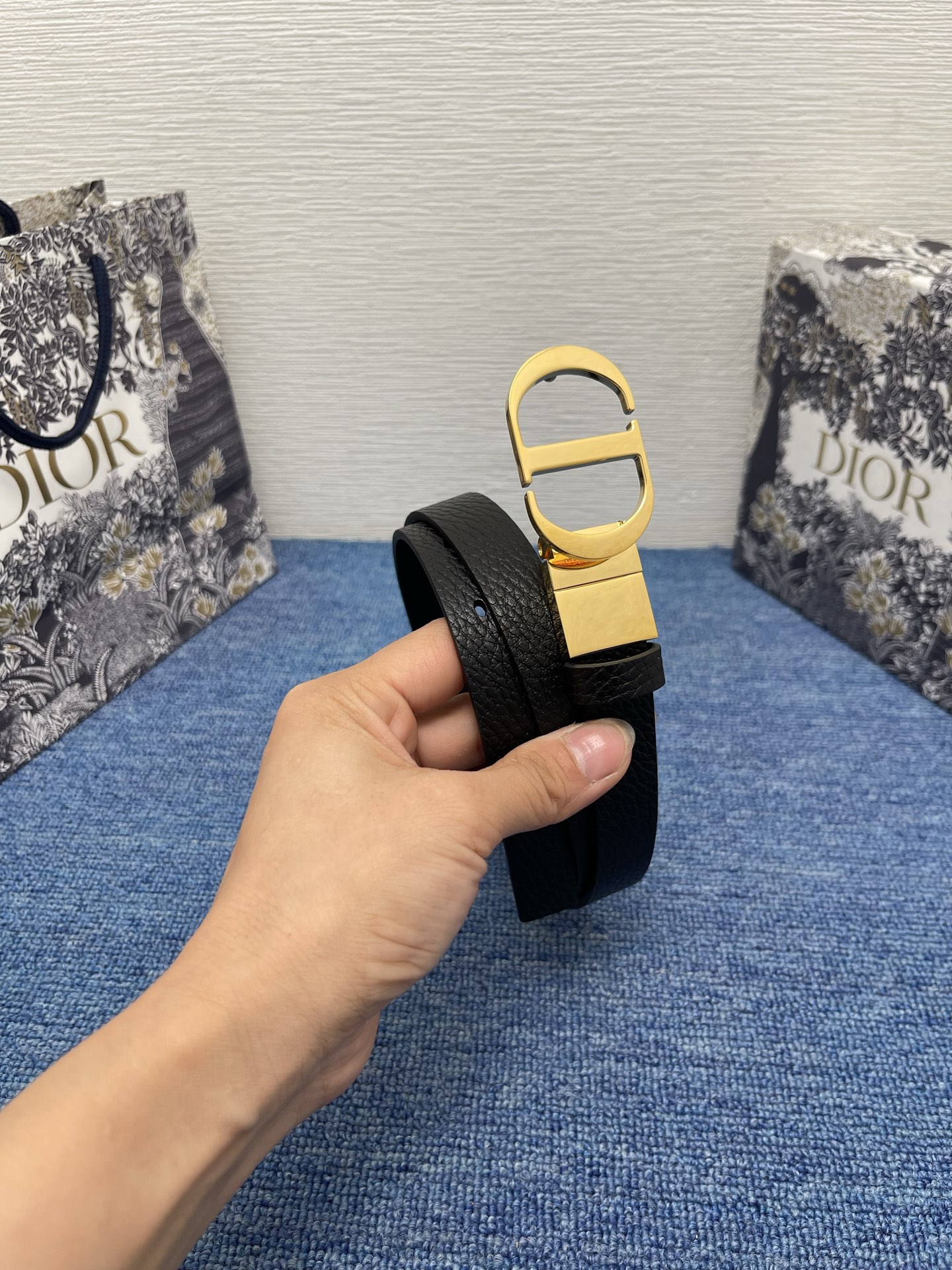 😍😍😍迪奥550 2.0 😍这款 Montaigne Avenue 腰带从同名手袋汲取灵感，采用黑色光滑