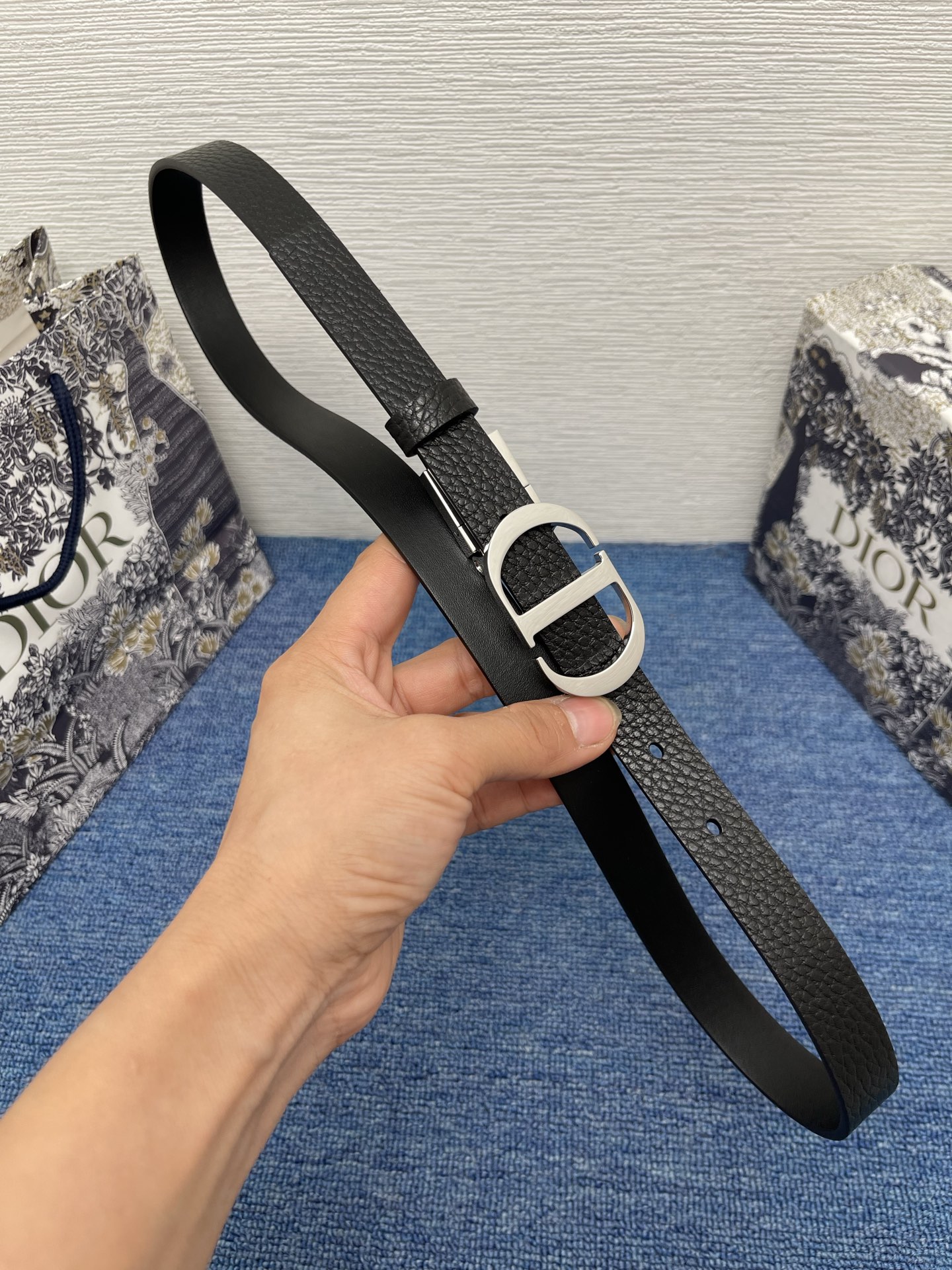 😍😍😍迪奥550 2.0 😍这款 Montaigne Avenue 腰带从同名手袋汲取灵感，采用黑色光滑