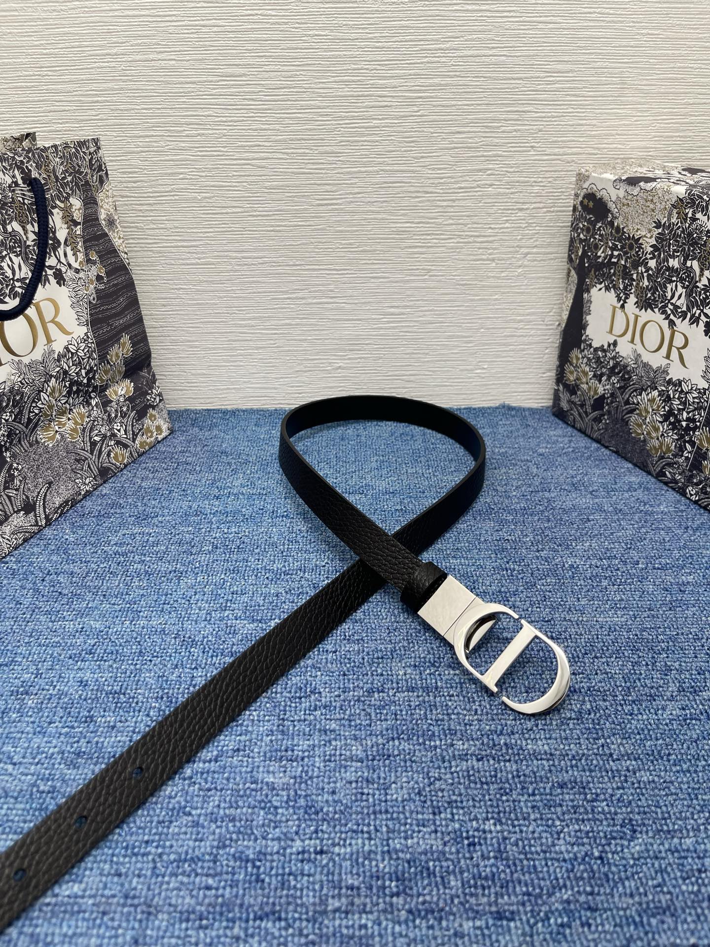 😍😍😍迪奥550 2.0 😍这款 Montaigne Avenue 腰带从同名手袋汲取灵感，采用黑色光滑