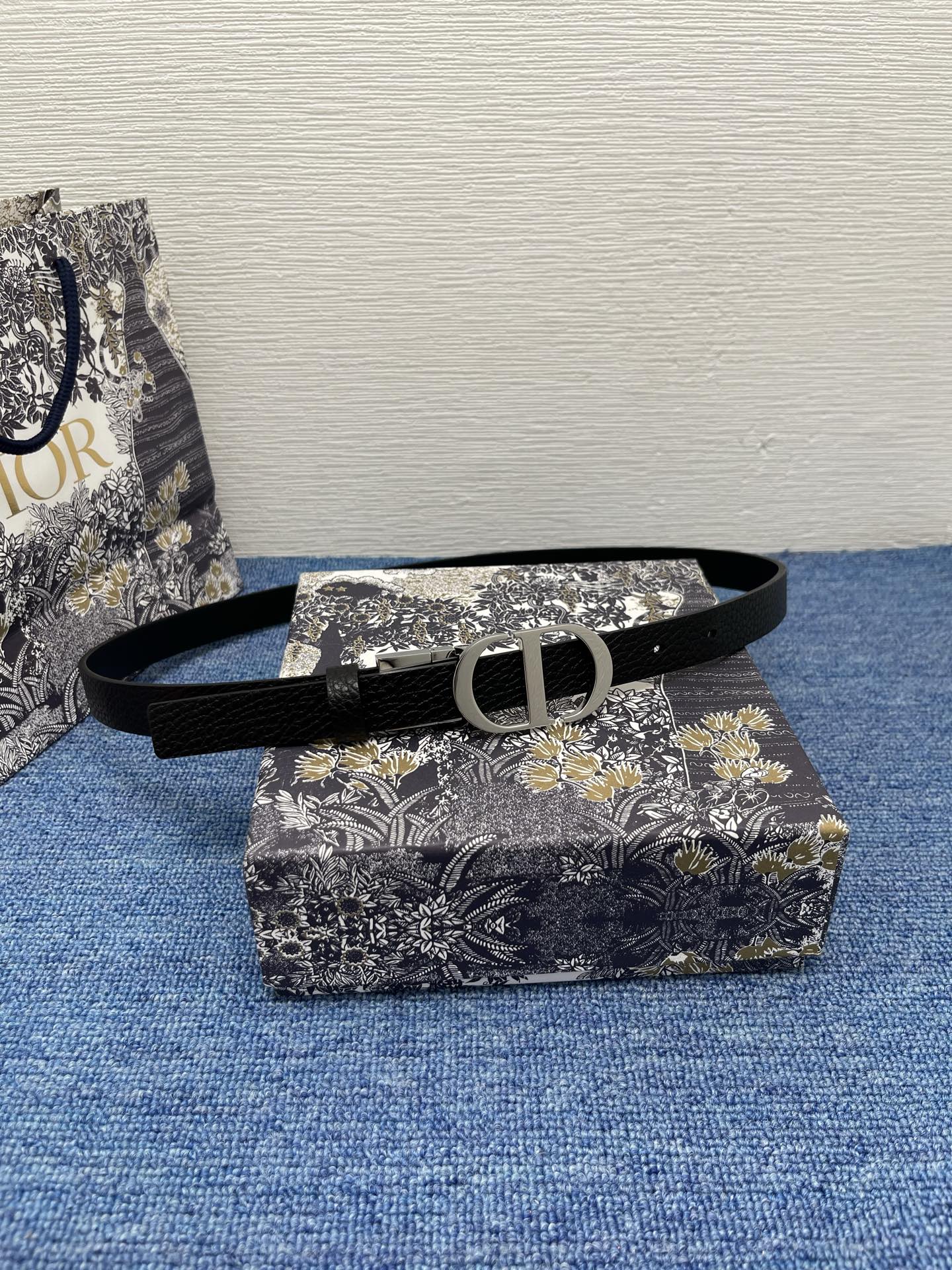 😍😍😍迪奥550 2.0 😍这款 Montaigne Avenue 腰带从同名手袋汲取灵感，采用黑色光滑