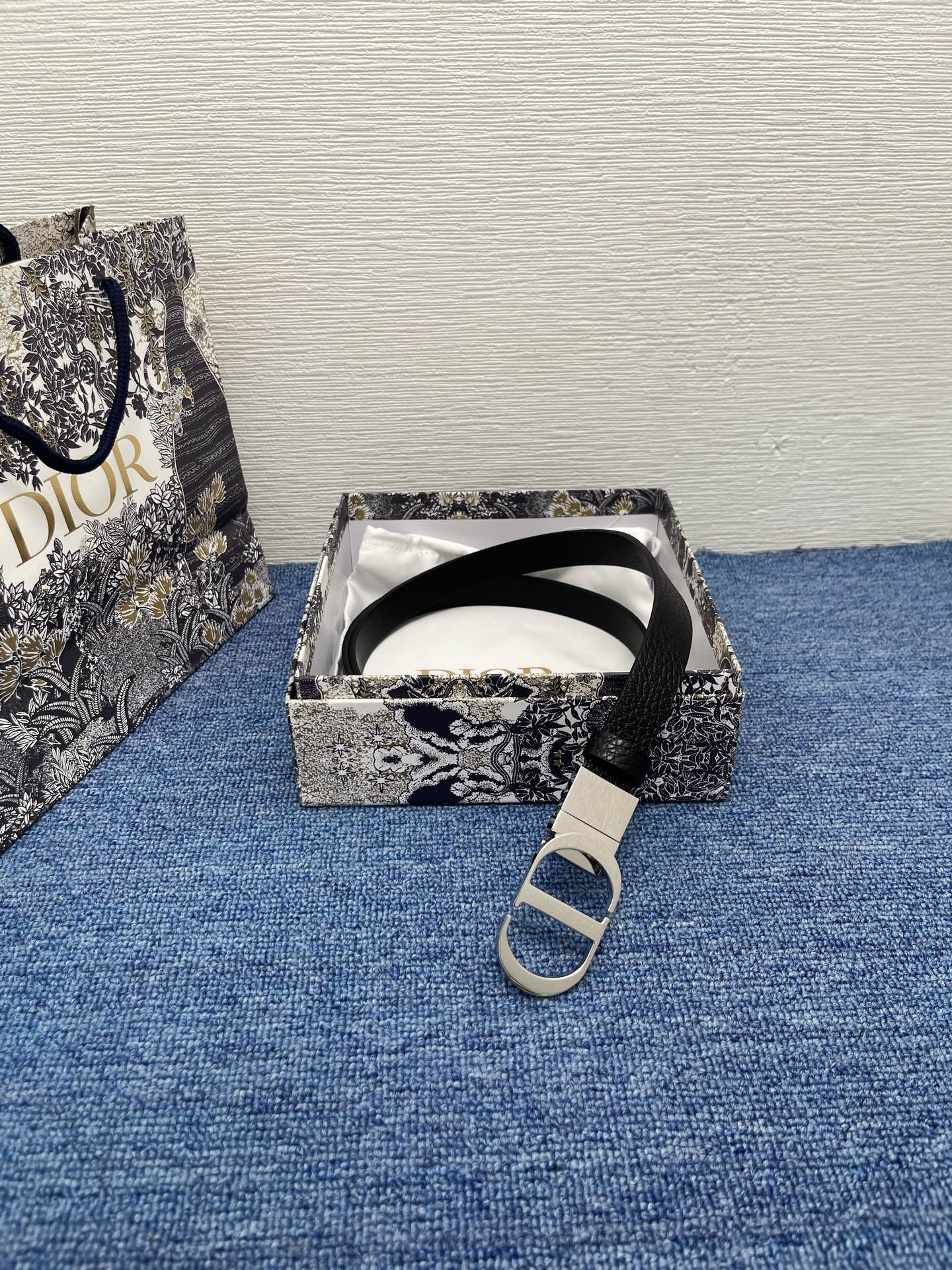 😍😍😍迪奥550 2.0 😍这款 Montaigne Avenue 腰带从同名手袋汲取灵感，采用黑色光滑