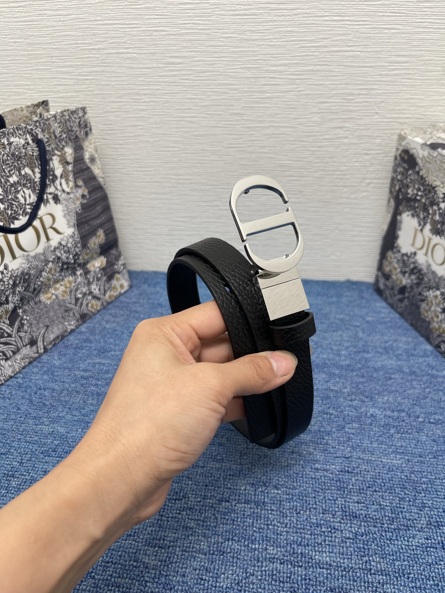 😍😍😍迪奥550 2.0 😍这款 Montaigne Avenue 腰带从同名手袋汲取灵感，采用黑色光滑