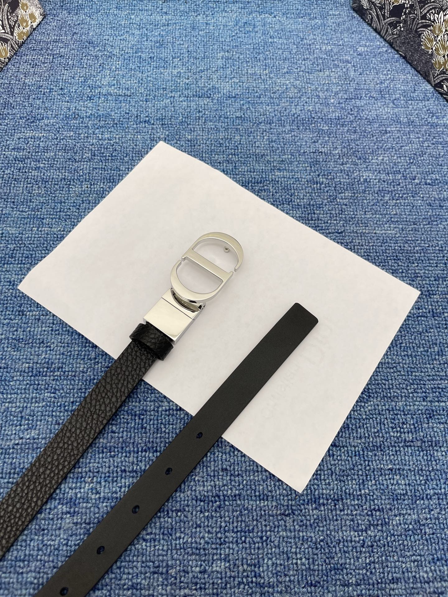 😍😍😍迪奥550 2.0 😍这款 Montaigne Avenue 腰带从同名手袋汲取灵感，采用黑色光滑