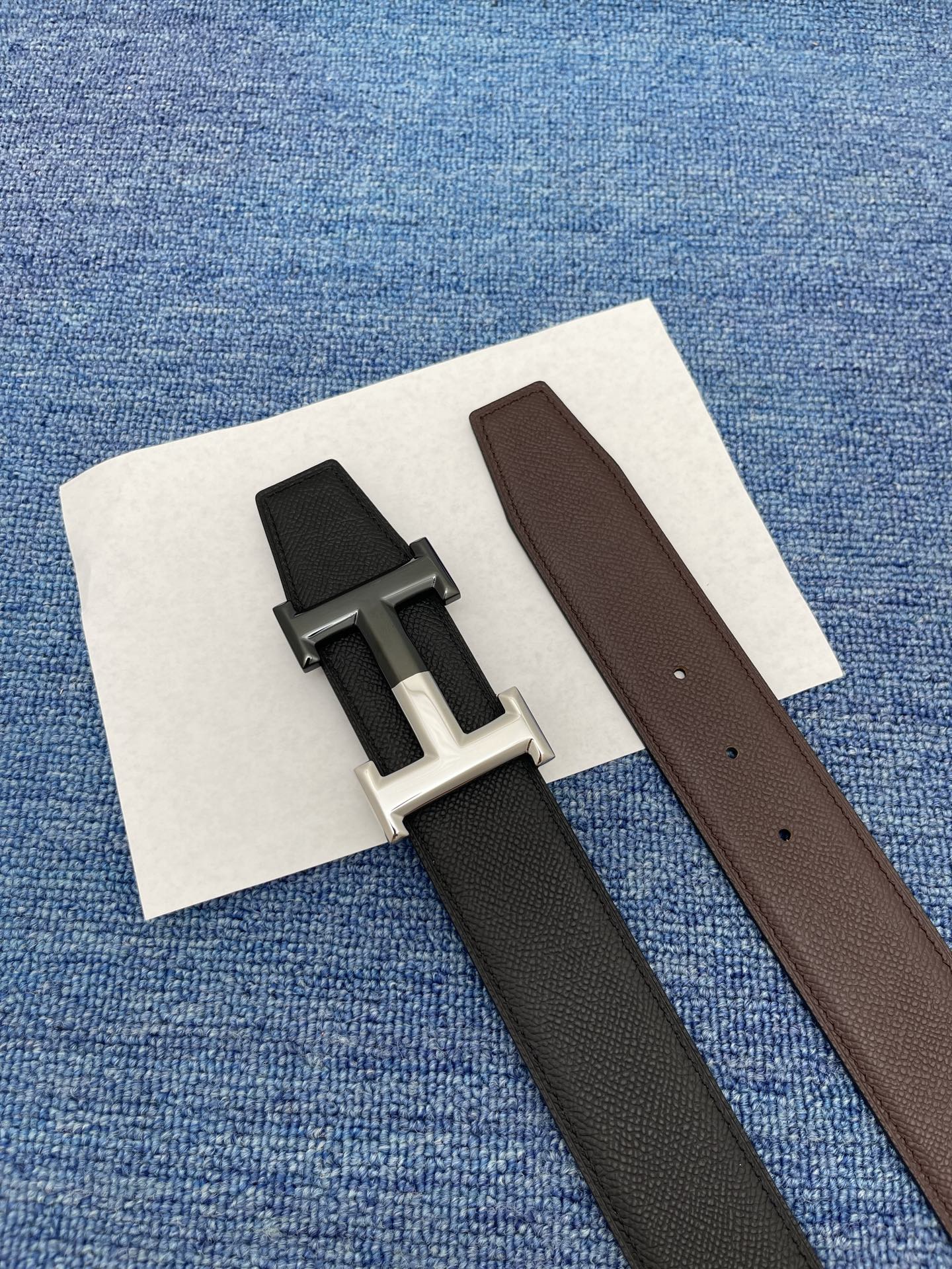 🔴 【品牌】爱马仕 🔴 【描述】采用高级真皮精制而成，触感厚实，饰以商标带扣。腰带为意大利尺寸，请在购买