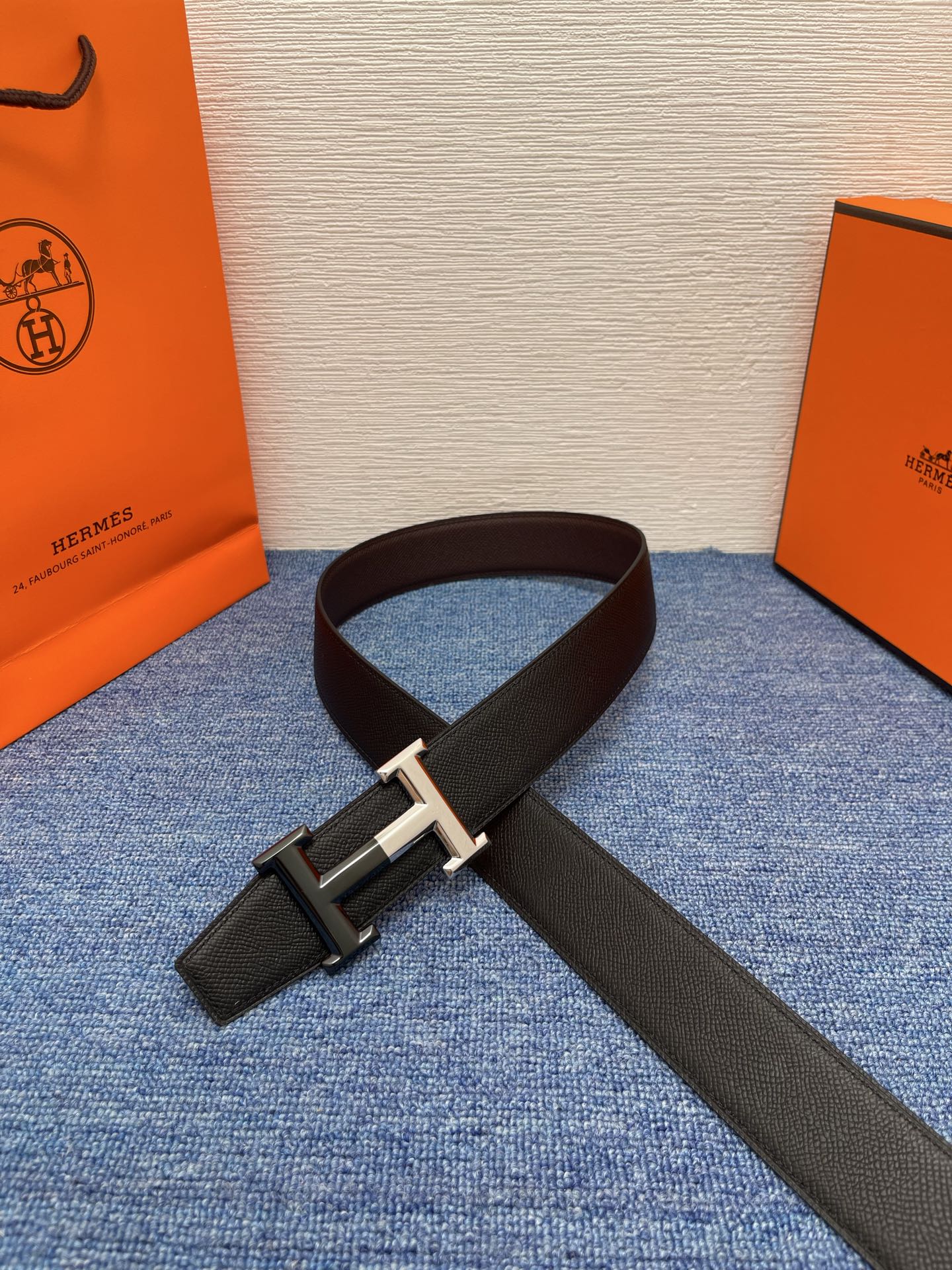 🔴 【品牌】爱马仕 🔴 【描述】采用高级真皮精制而成，触感厚实，饰以商标带扣。腰带为意大利尺寸，请在购买