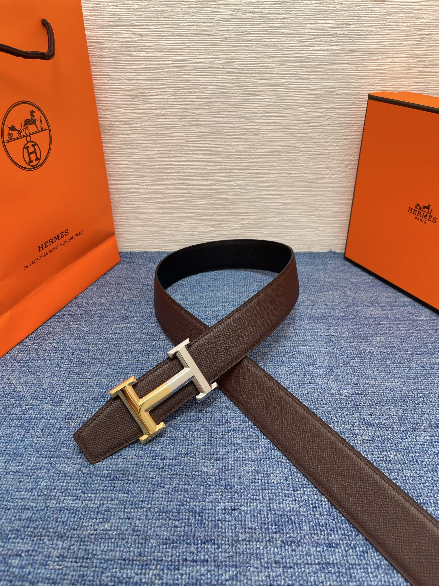 🔴 【品牌】爱马仕 🔴 【描述】采用高级真皮精制而成，触感厚实，饰以商标带扣。腰带为意大利尺寸，请在购买