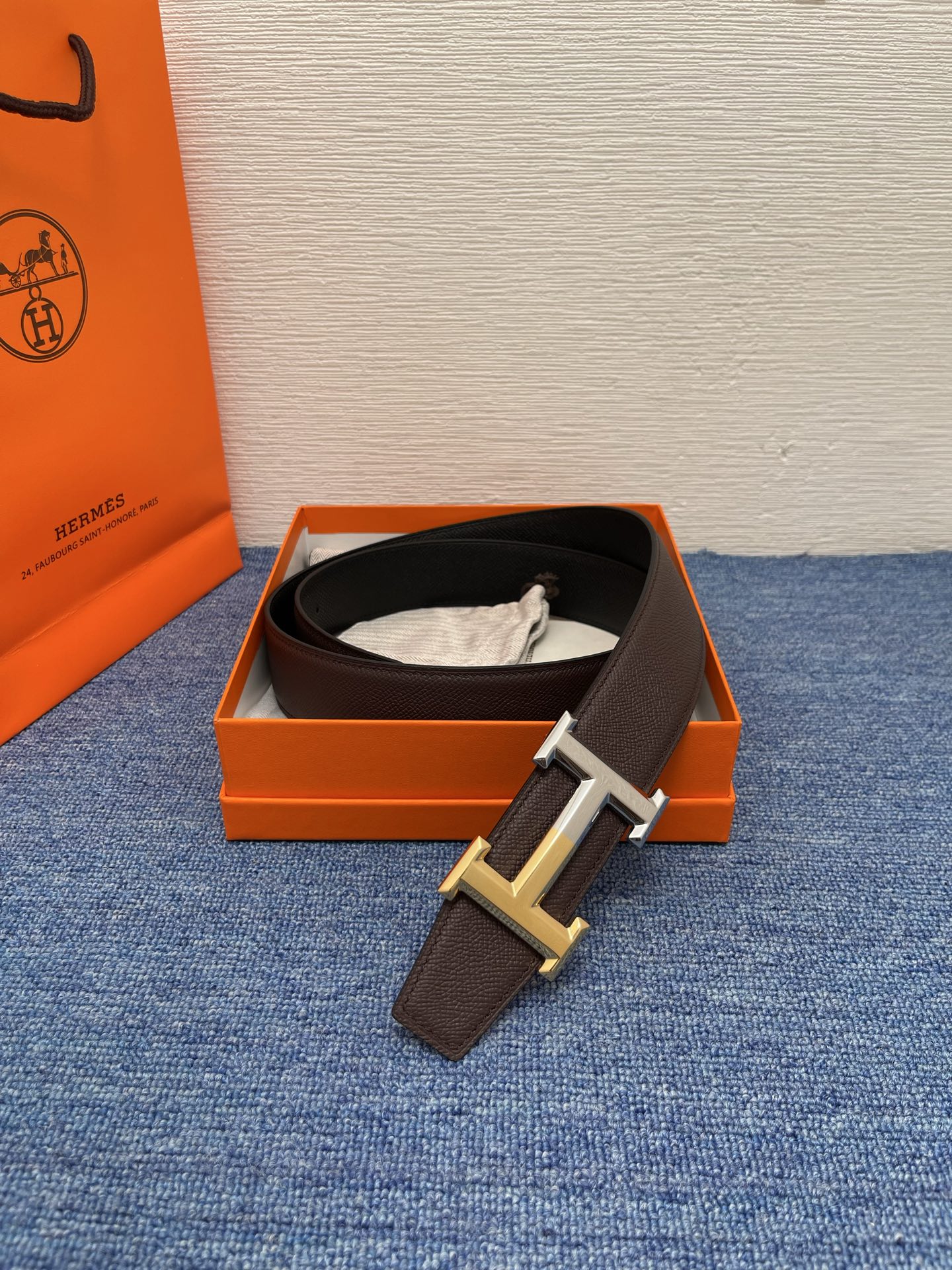 🔴 【品牌】爱马仕 🔴 【描述】采用高级真皮精制而成，触感厚实，饰以商标带扣。腰带为意大利尺寸，请在购买