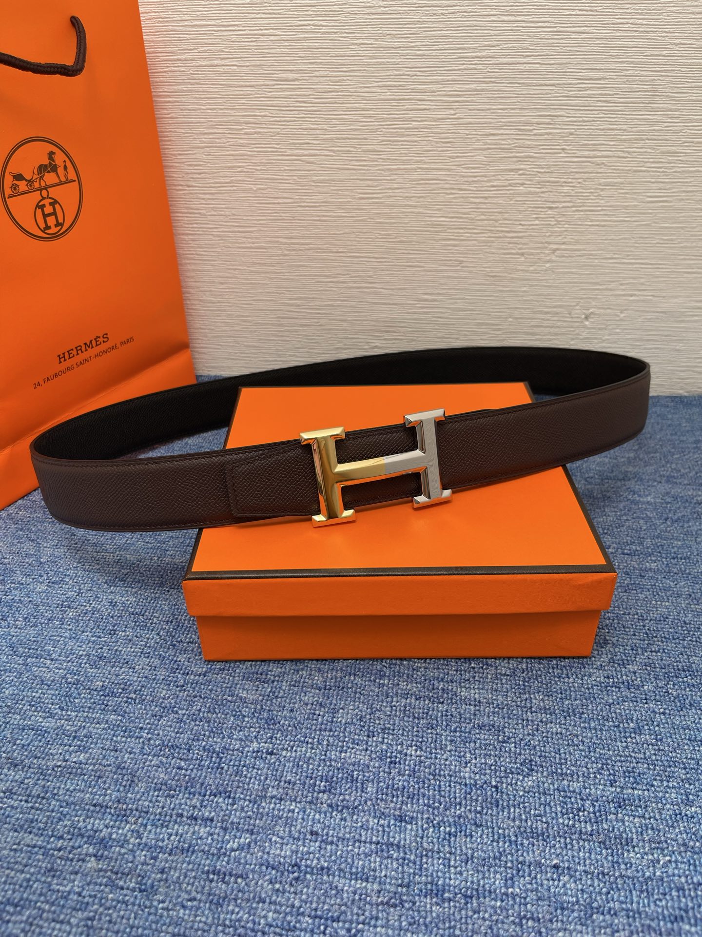 🔴 【品牌】爱马仕 🔴 【描述】采用高级真皮精制而成，触感厚实，饰以商标带扣。腰带为意大利尺寸，请在购买