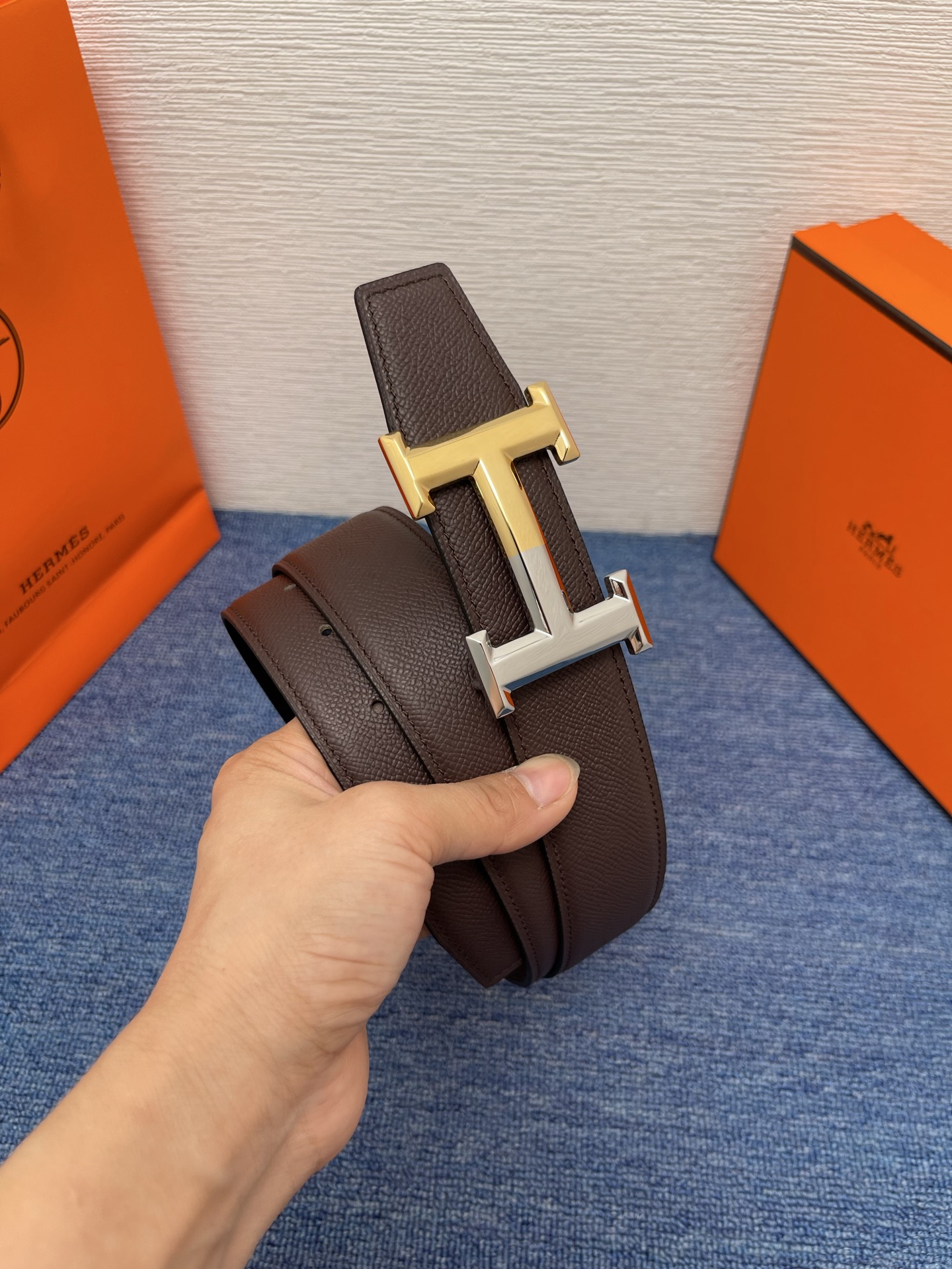 🔴 【品牌】爱马仕 🔴 【描述】采用高级真皮精制而成，触感厚实，饰以商标带扣。腰带为意大利尺寸，请在购买